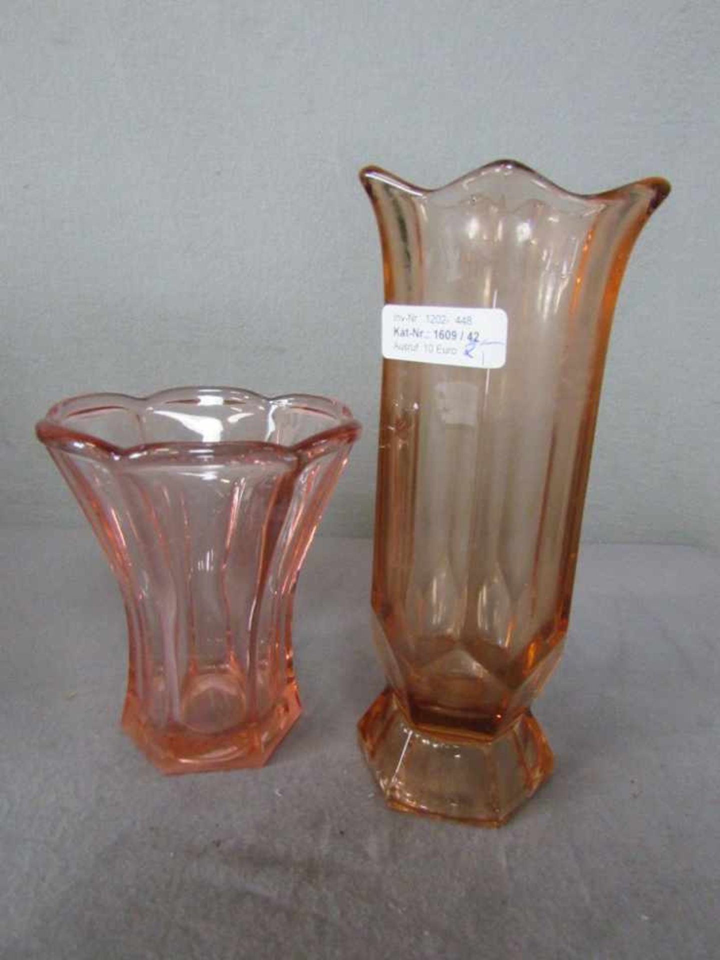 Zwei Gläser rose Vasen 16&26cm- - -20.00 % buyer's premium on the hammer price19.00 % VAT on buyer's