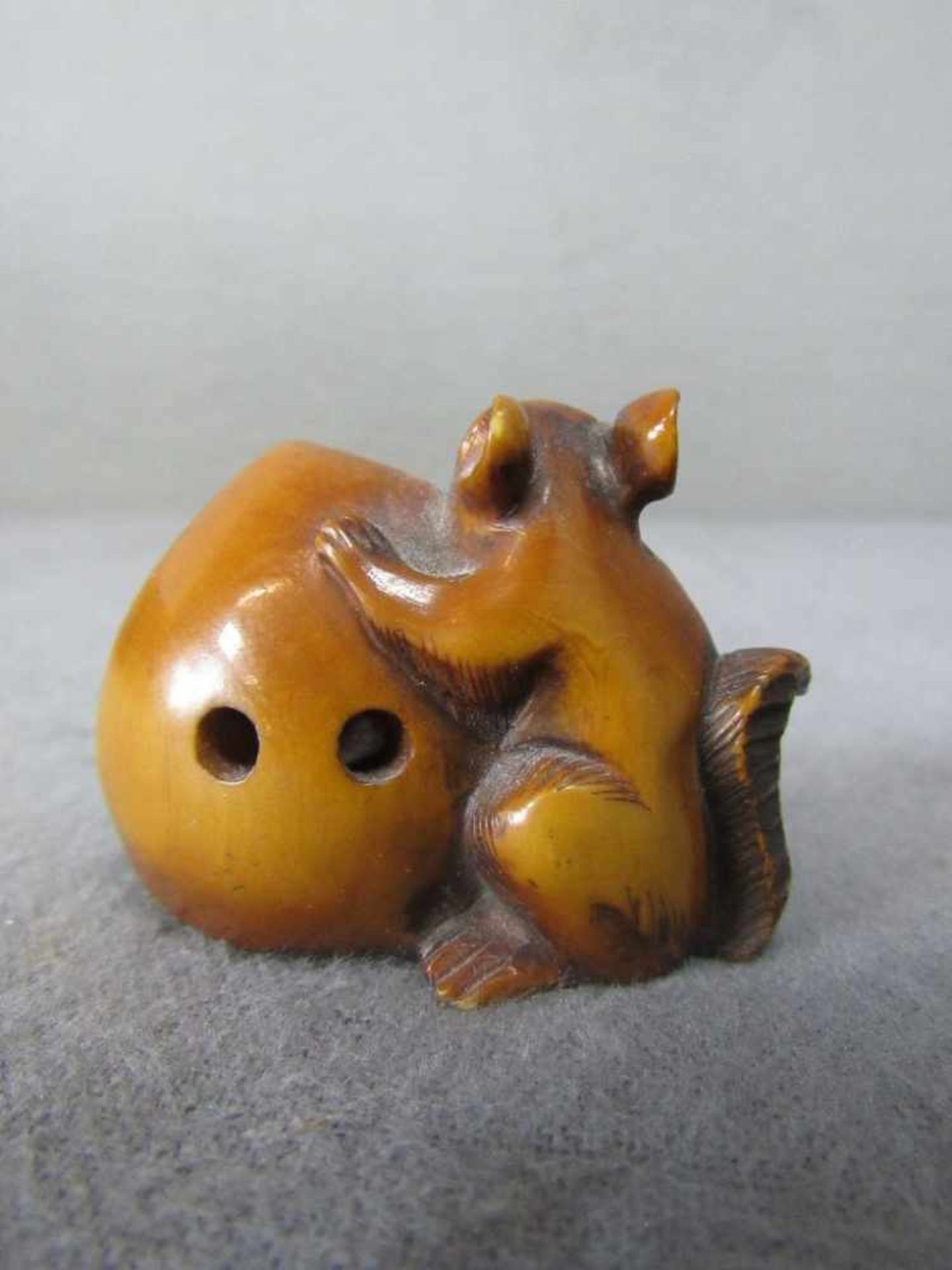 Netsuke geschnizt- - -20.00 % buyer's premium on the hammer price19.00 % VAT on buyer's premium - Bild 2 aus 3