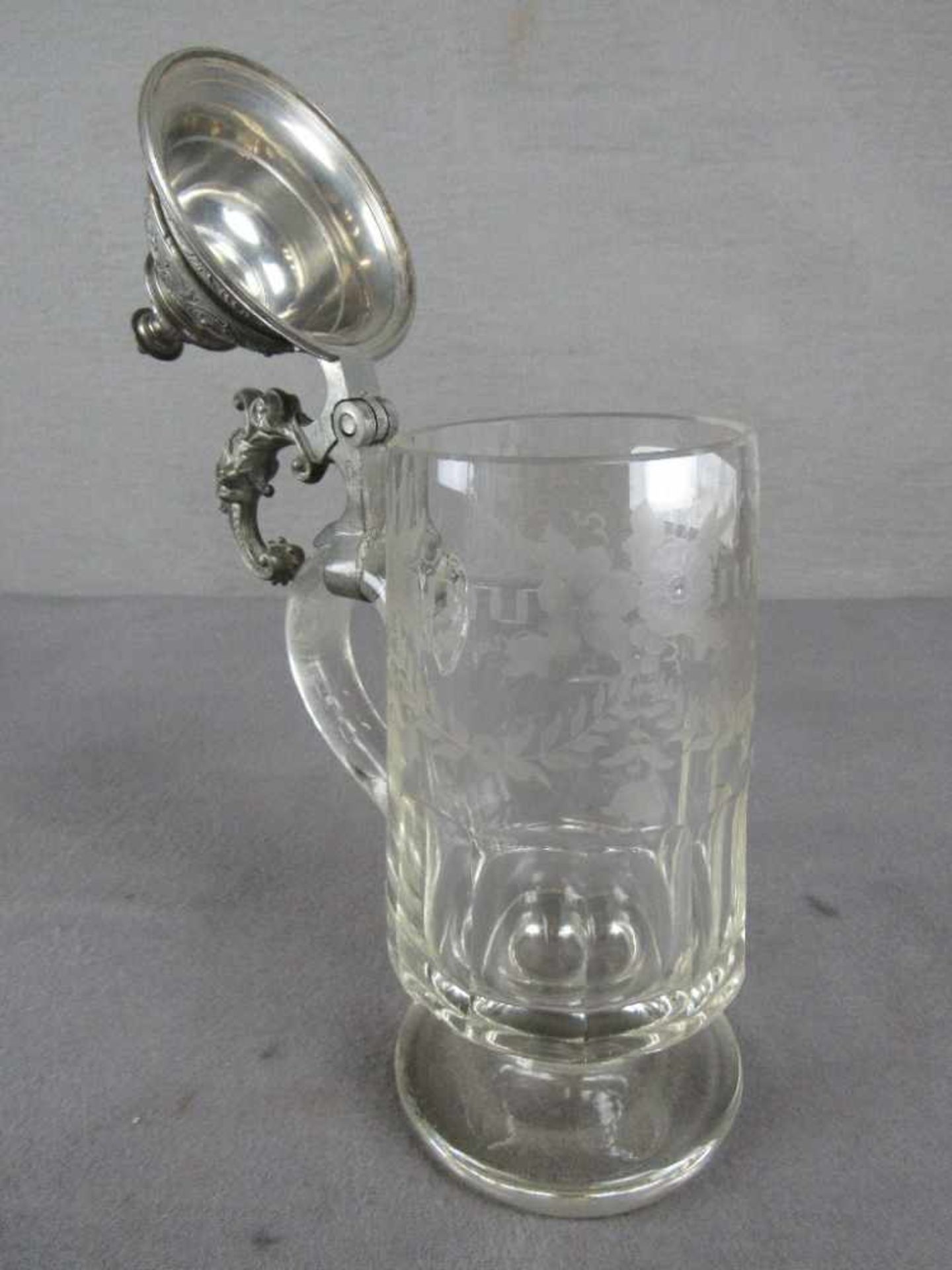 Antiker Glaskrug mit Zinndeckel um 1900 Höhe:26,5cm- - -20.00 % buyer's premium on the hammer - Bild 2 aus 2