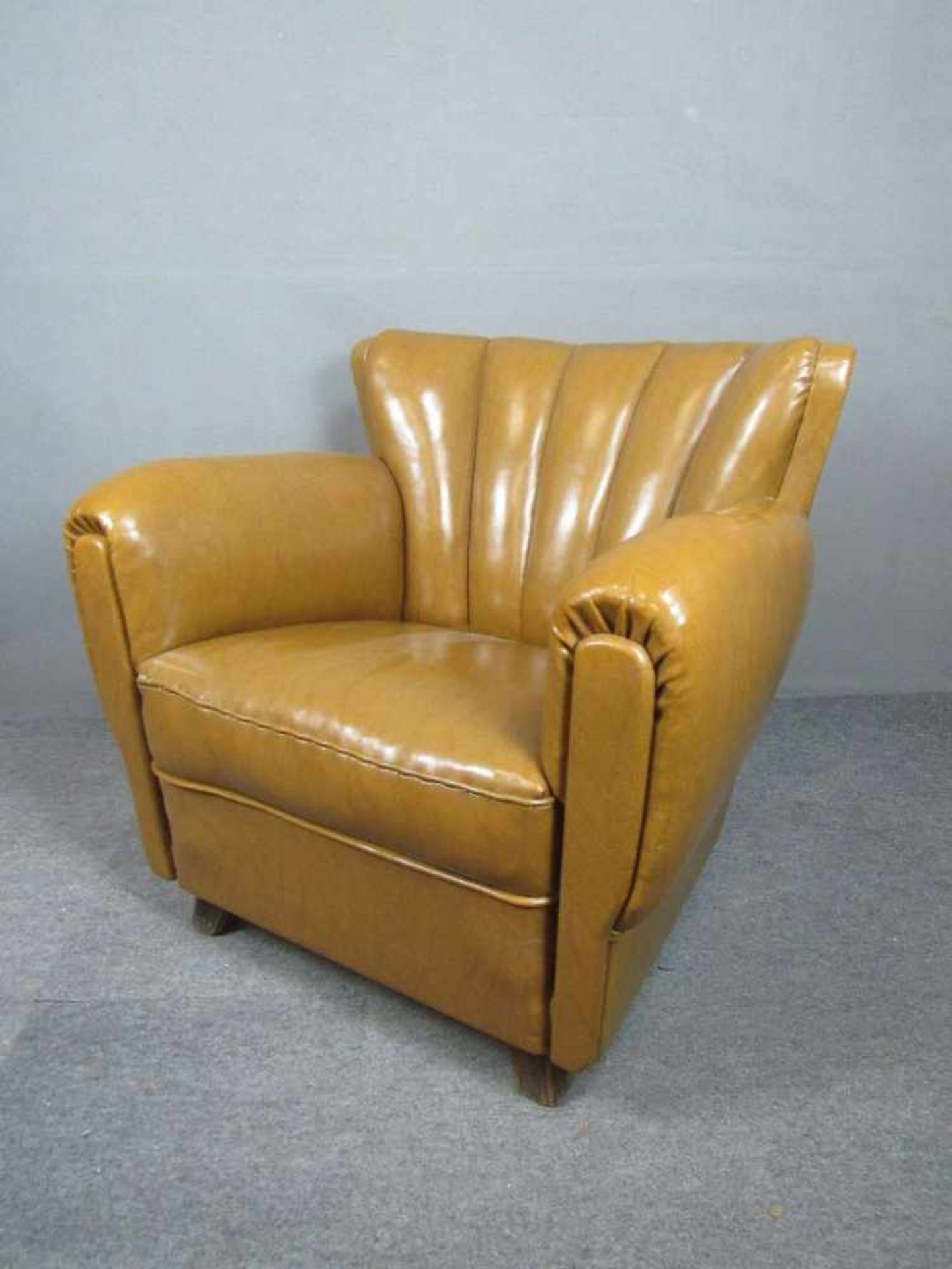 Art Deco Loungechair cognacfarbend genietet wohnfertig- - -20.00 % buyer's premium on the hammer