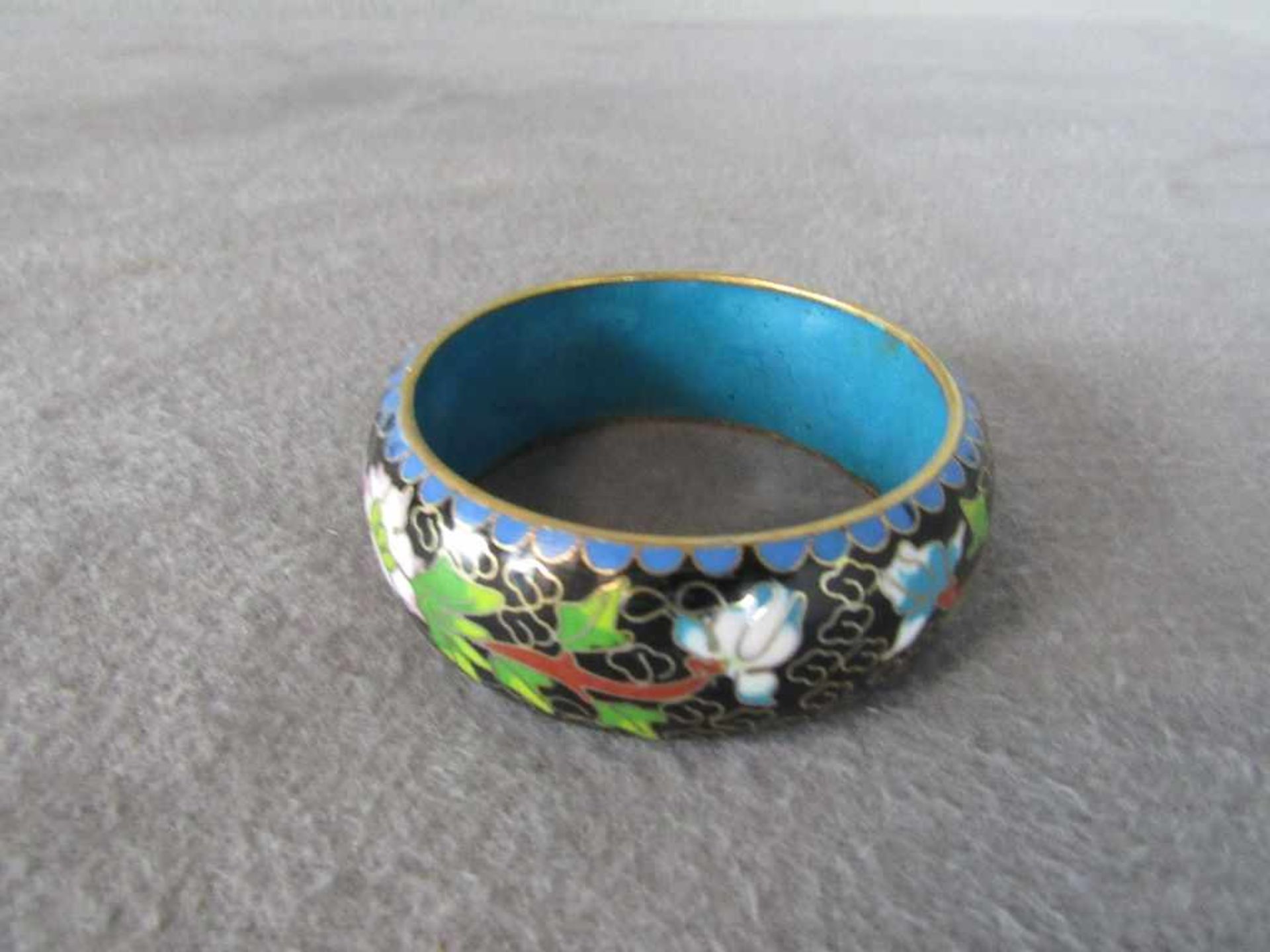 Armreif Cloisonne sehr farbenfroh Innendurchmesser 6,5cm- - -20.00 % buyer's premium on the hammer