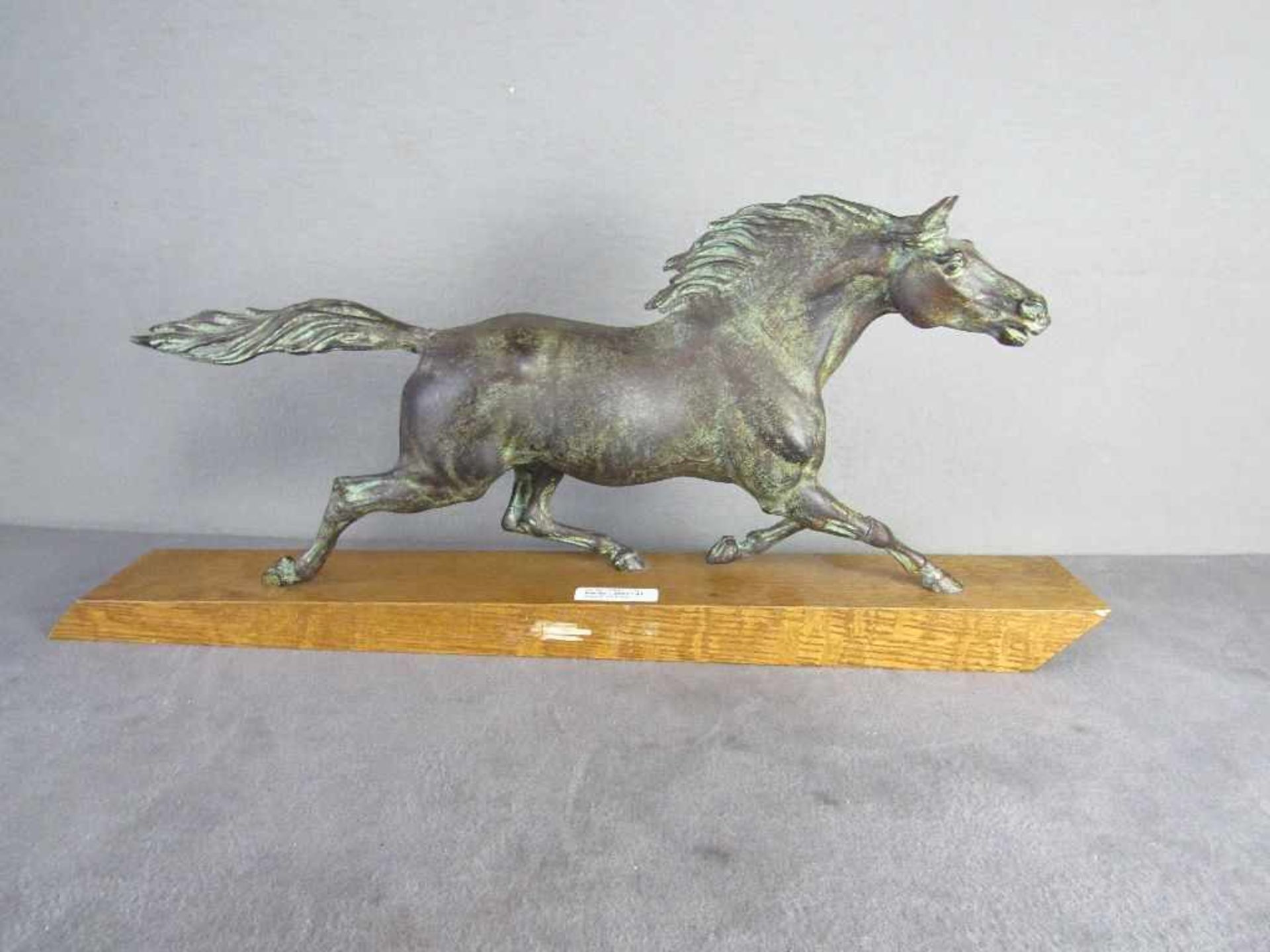 Skulptur Trabendes Pferd Metall ein Bein gebrochen Länge Pferd 49 cm- - -20.00 % buyer's premium