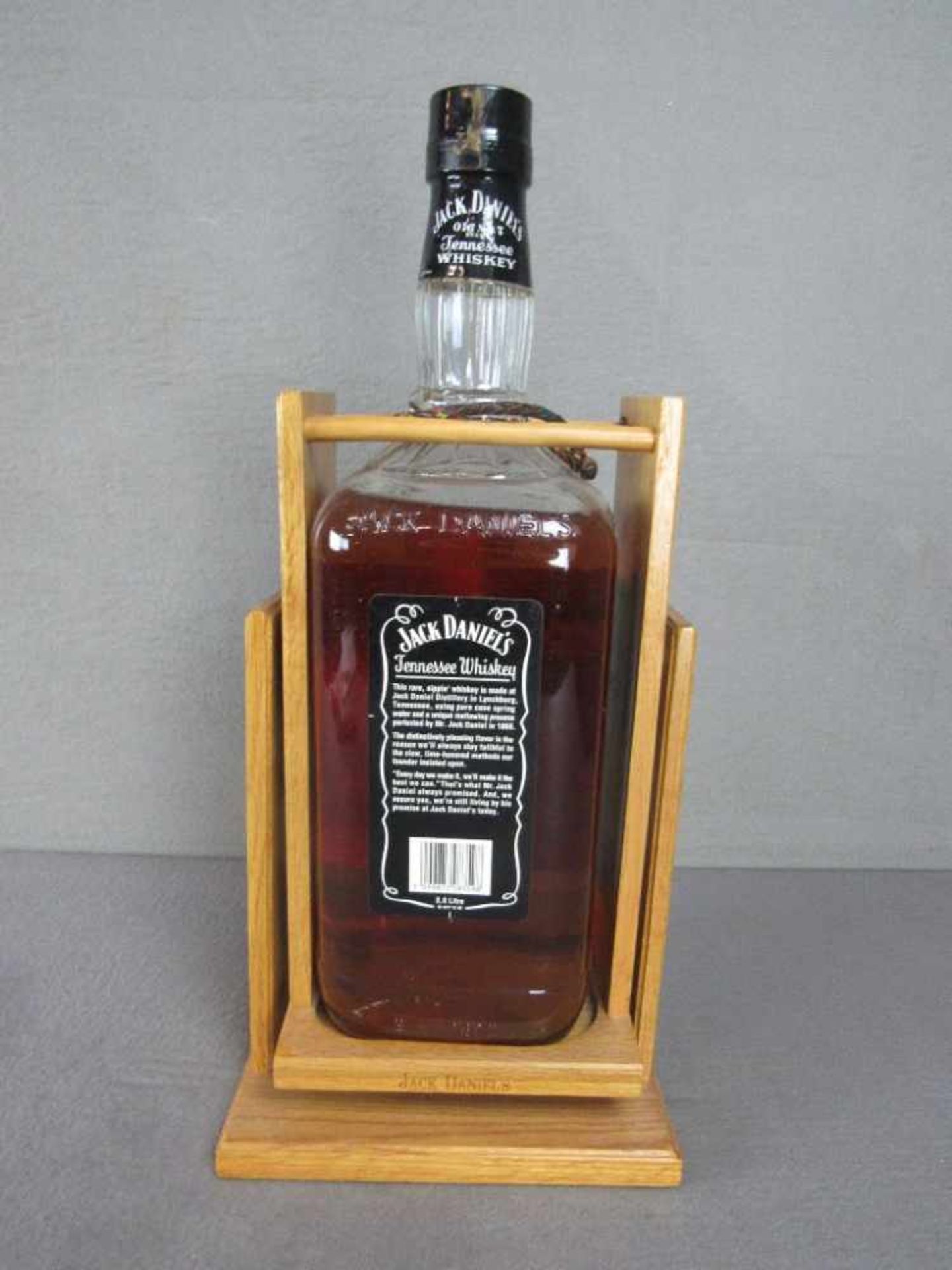 Große Flasche Jack Daniels im original Ausgießer 3 Liter- - -20.00 % buyer's premium on the hammer - Image 3 of 4