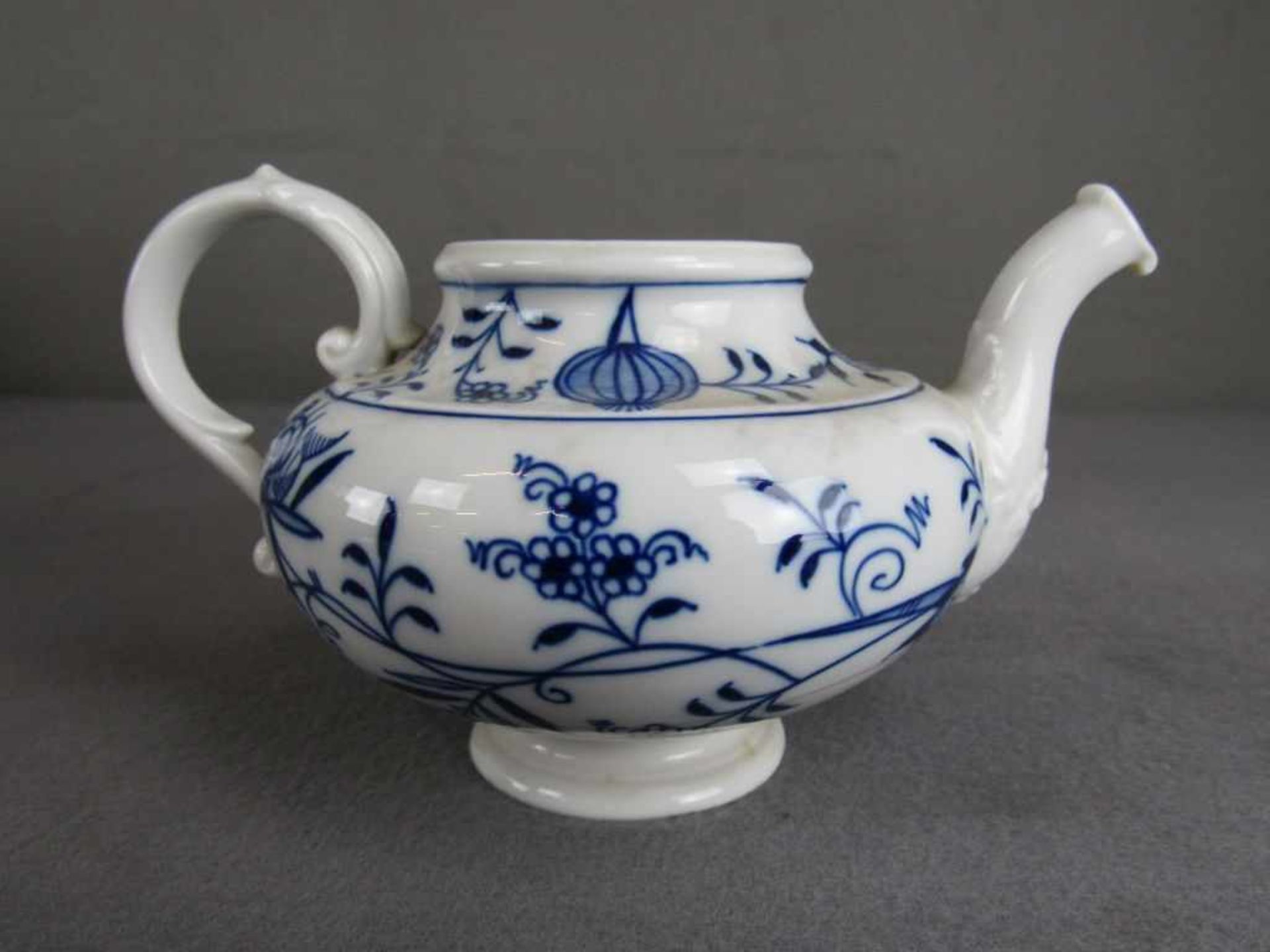 Zwei Meissen Schwertermarke Kannen Restaurationsobjekte- - -20.00 % buyer's premium on the hammer - Image 8 of 11