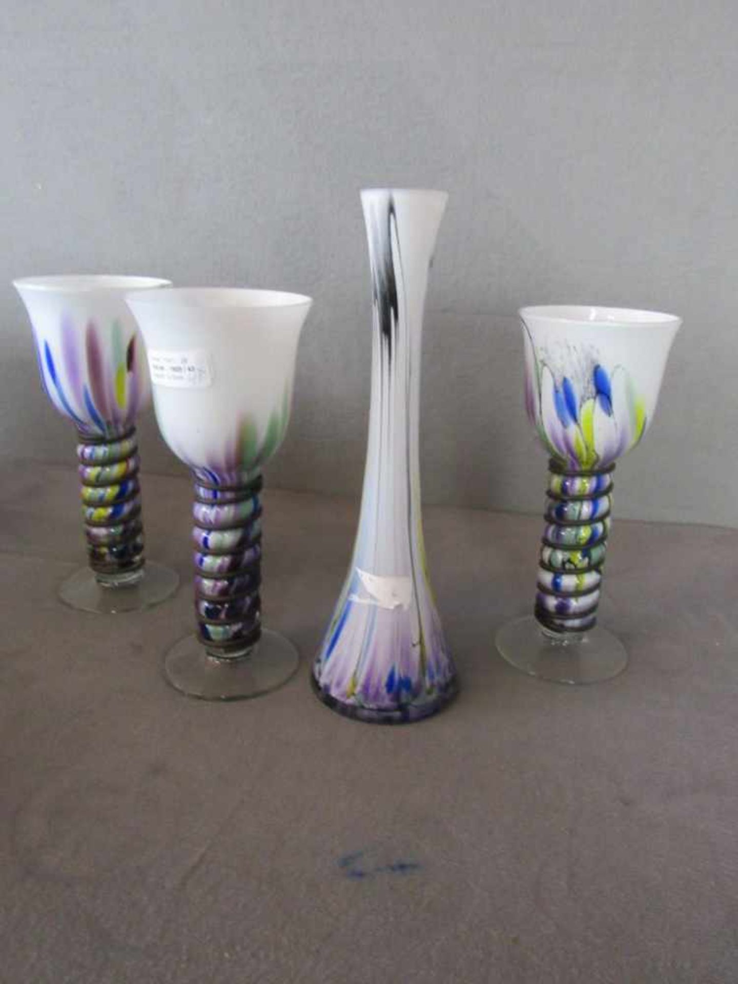 Vier Designer Glasteile handarbeit drei Pokale und Vase farbenfrohes Glas 27-34cm- - -20.00 % - Bild 2 aus 2