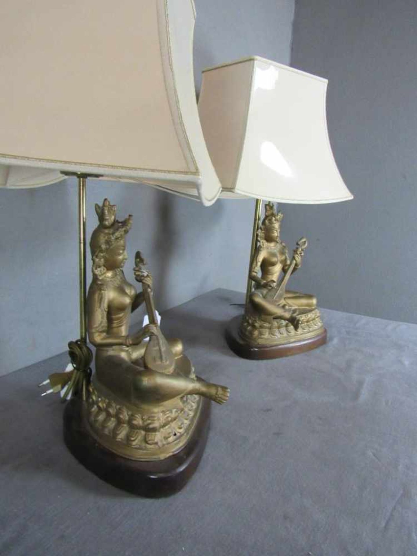 Ein Paar asiatische Skulpturenlampen Bronze/Messingguß auf Holzsockel Laute spielend Höhe:64cm- - - - Image 2 of 4