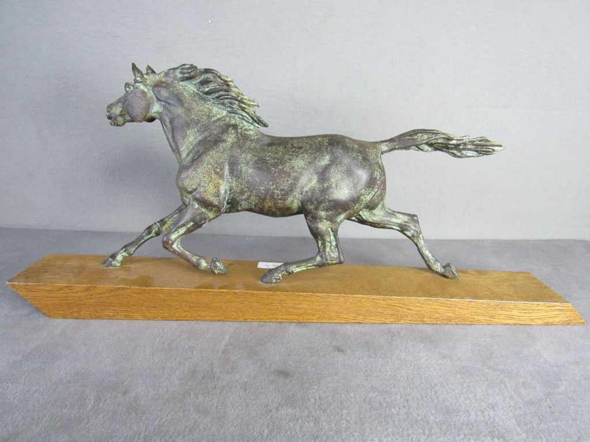 Skulptur Trabendes Pferd Metall ein Bein gebrochen Länge Pferd 49 cm- - -20.00 % buyer's premium - Image 2 of 4