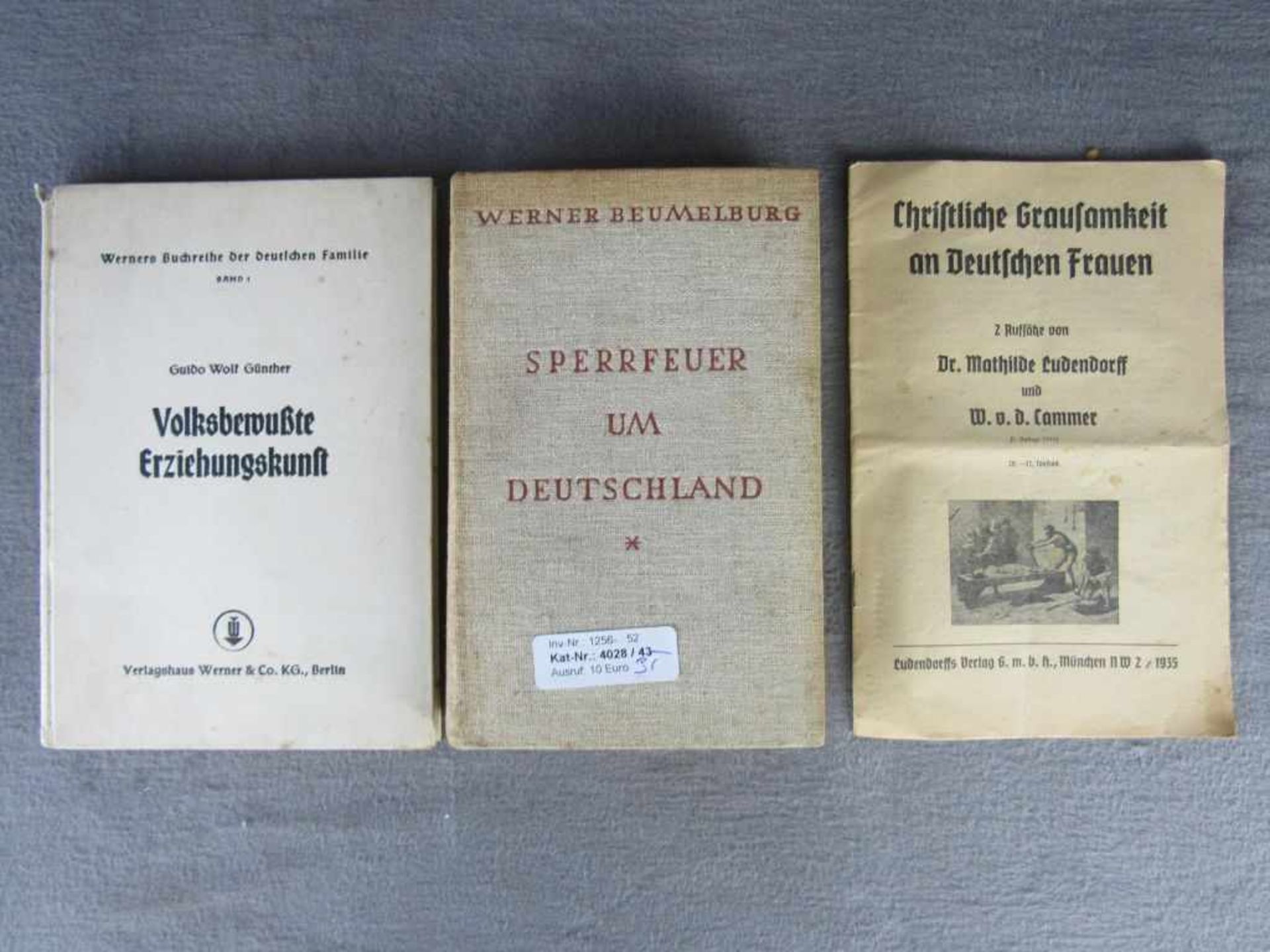 Drei Bücher militärisch- - -20.00 % buyer's premium on the hammer price19.00 % VAT on buyer's