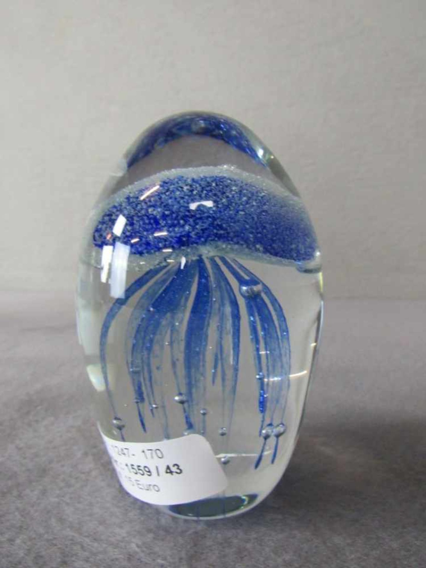 Paperweight Briefbeschwerer Glas innen Darstellung Qualle 11cm hoch- - -20.00 % buyer's premium on