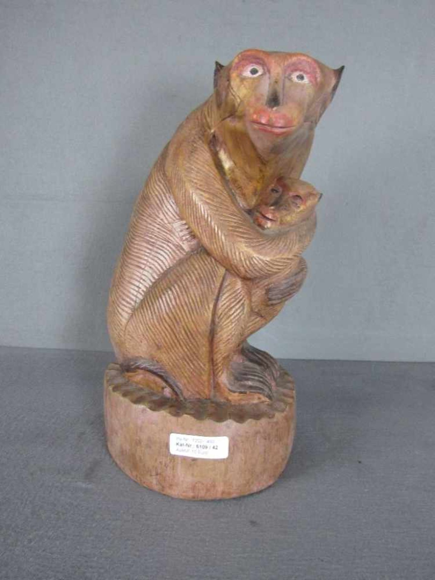 Skulptur Affenmutter 40cm hoch Holz geschgnitzt- - -20.00 % buyer's premium on the hammer price19.00