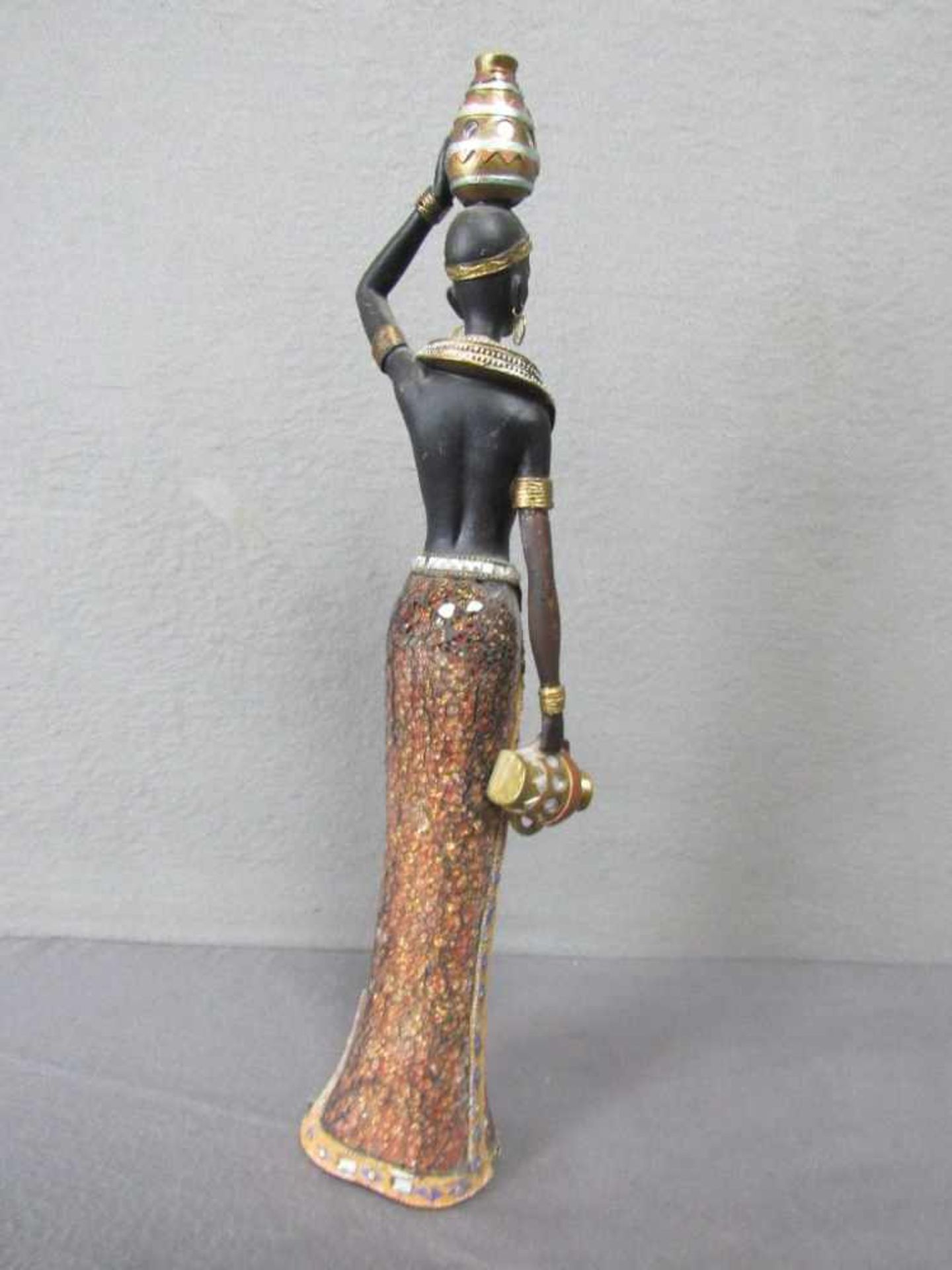 Skulptur einer farbigen Wasserträgerin 40cm hoch- - -20.00 % buyer's premium on the hammer price19. - Image 2 of 2