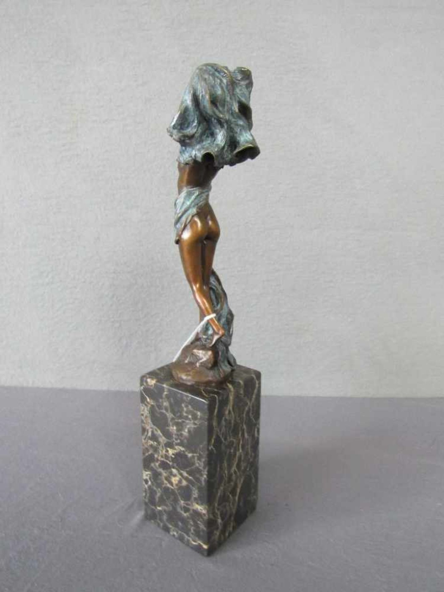 Bronzeskulptur in Jugendstil weiblicher Akt auf Marmor Plinte plakettiert und signiert 35,5cm - Bild 3 aus 4