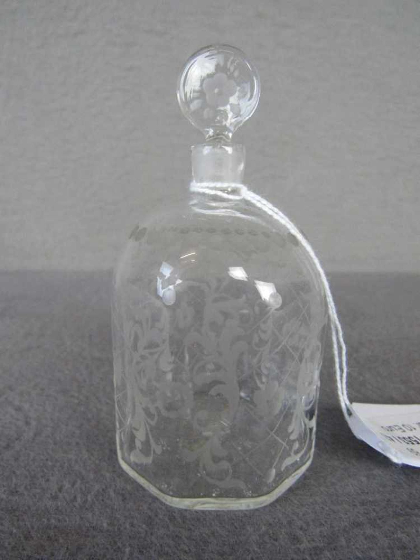 Kleiner antiker Parfumflakon mit Ätzung ca.10cm hoch- - -20.00 % buyer's premium on the hammer