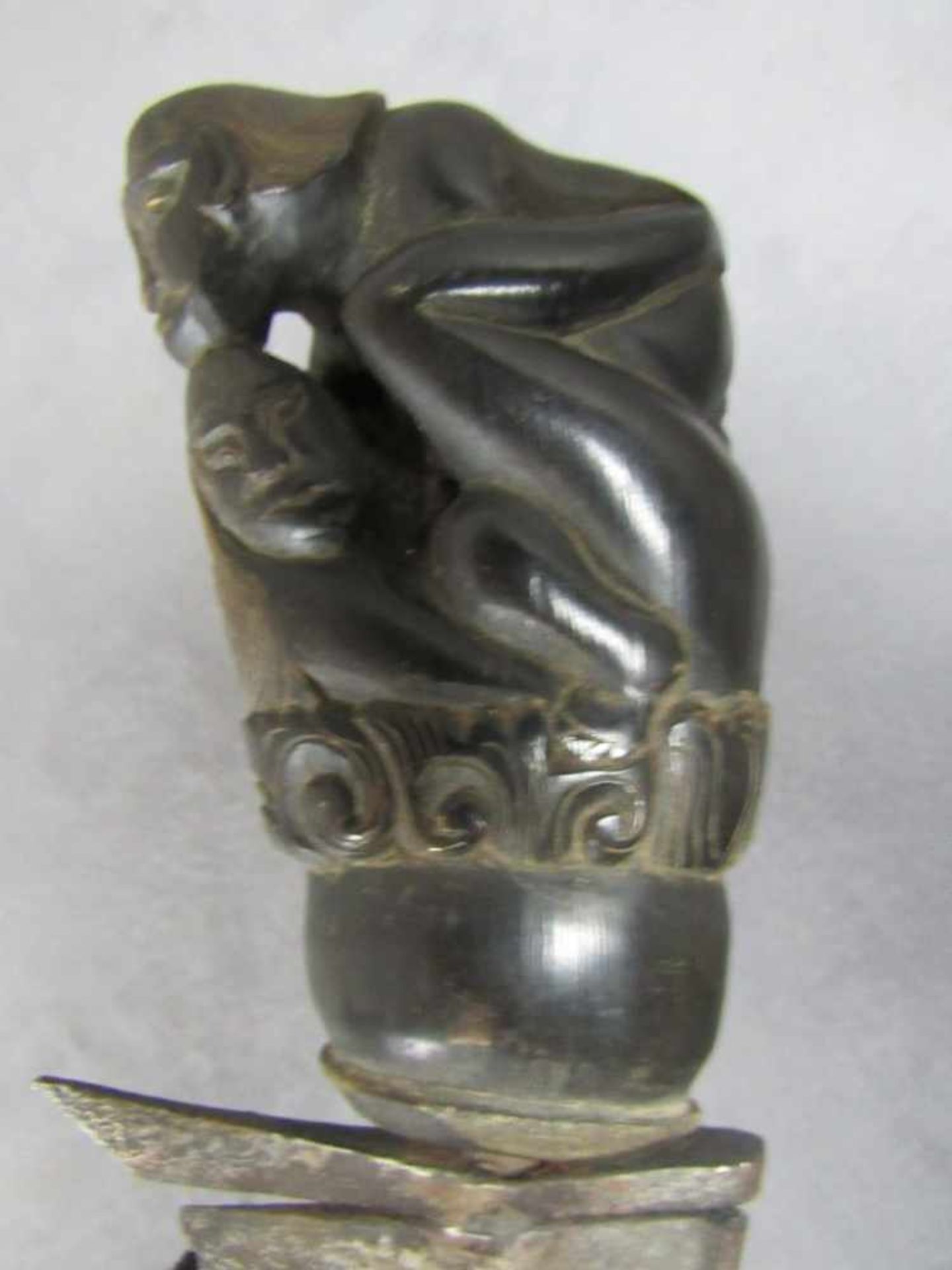 Asiatischer Dolch Griff in Horn Paar im Liebesakt erotika um 1800 Damastklinge diese stark - Image 2 of 2