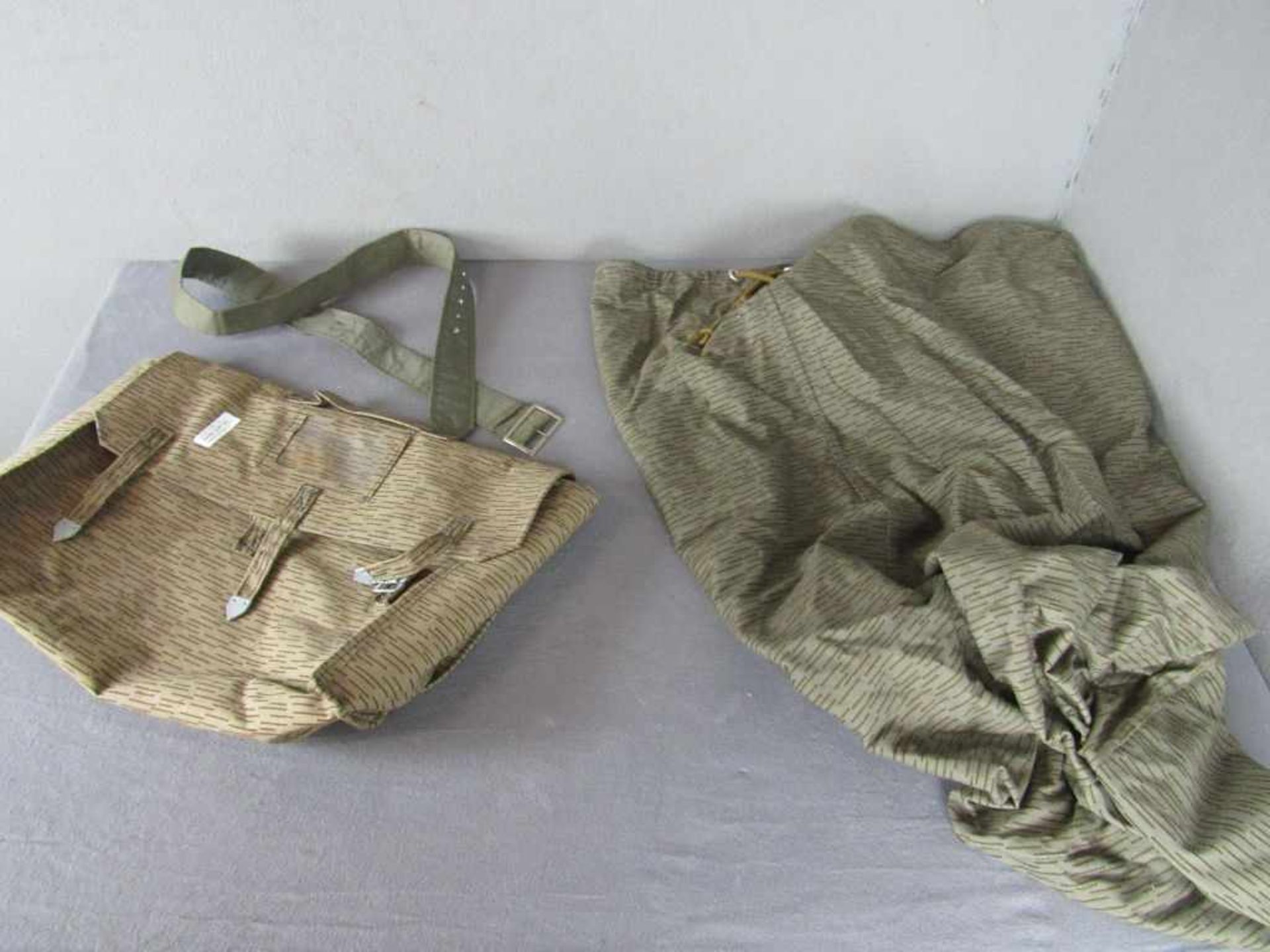 2 Taschen Sack- und Dokumententasche NVA Strichtarn- - -20.00 % buyer's premium on the hammer