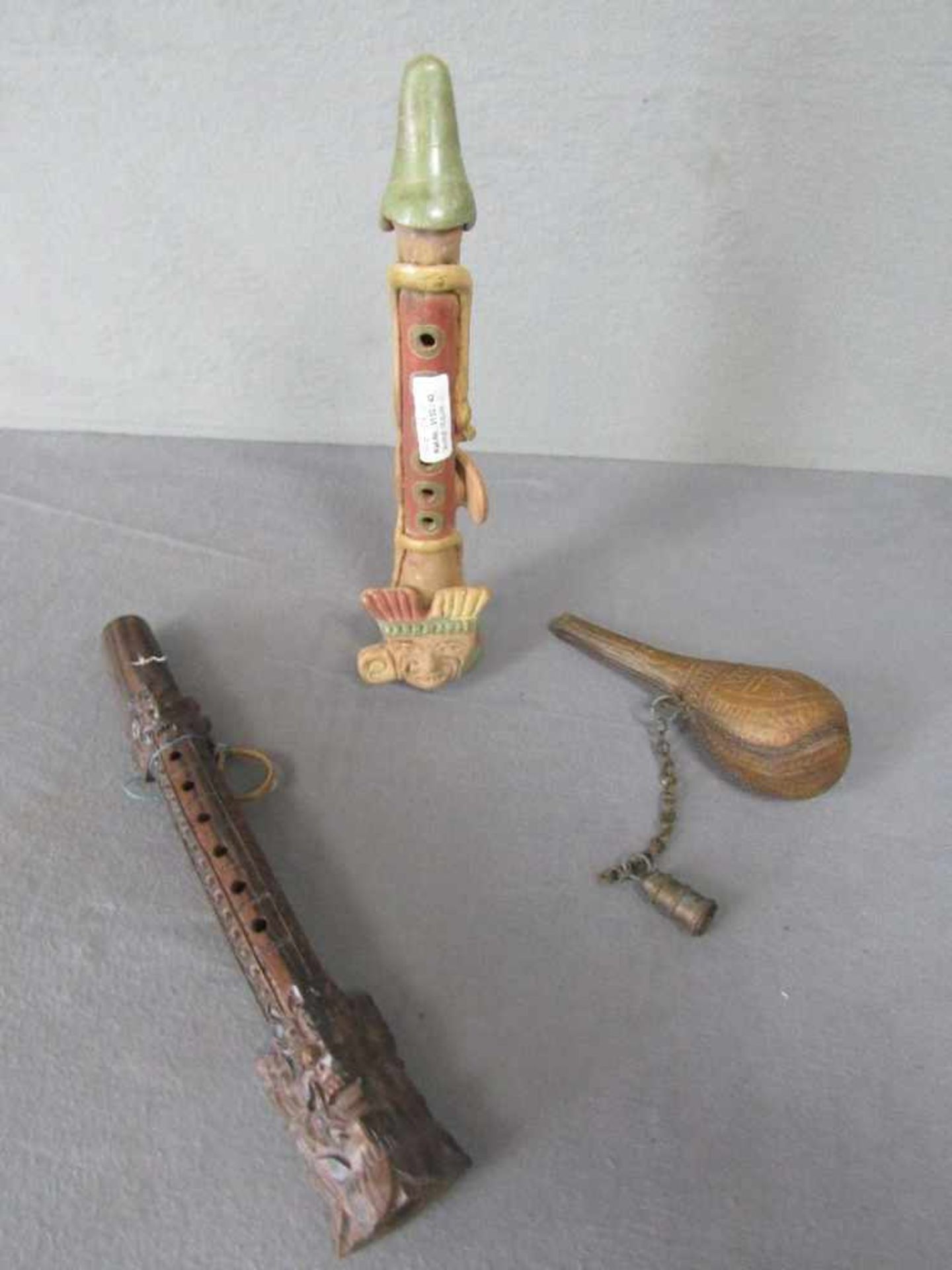3 Musikinstrumente antik, davon 2 Flöten- - -20.00 % buyer's premium on the hammer price19.00 %
