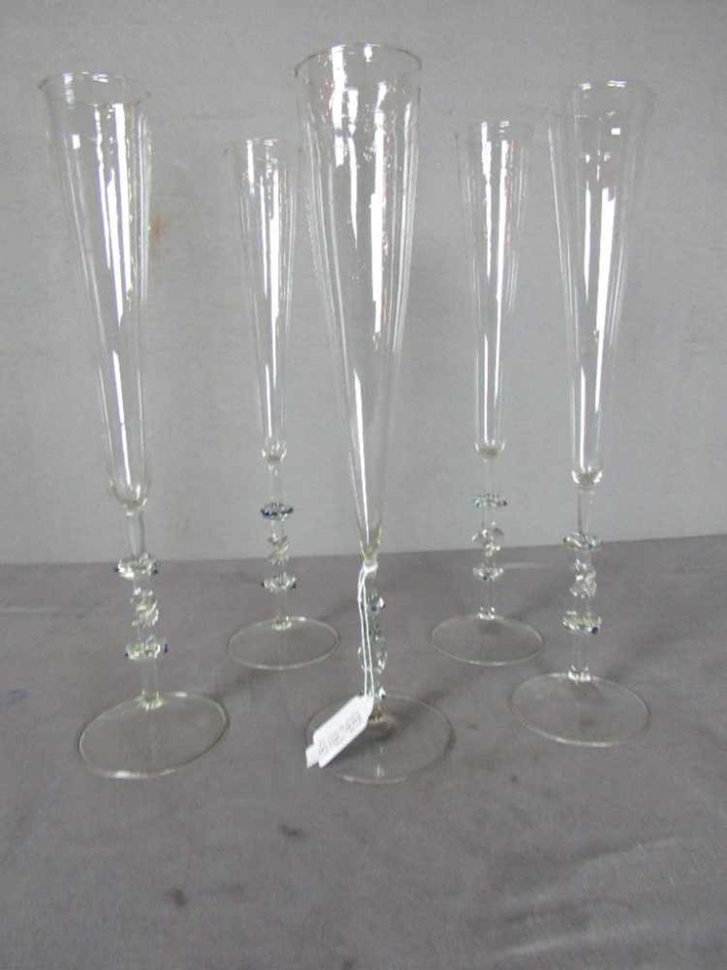 Konvolut von vier Designer Gläsern wohl Wien gedrehter Fuß mundgeblasen von 39,5-40,5cm klarblau - Bild 4 aus 5