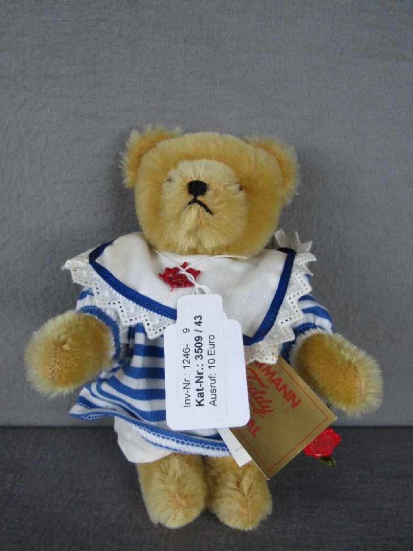 Hermann Teddy original unbespieltes Vitrinenstück Höhe:20cm- - -20.00 % buyer's premium on the