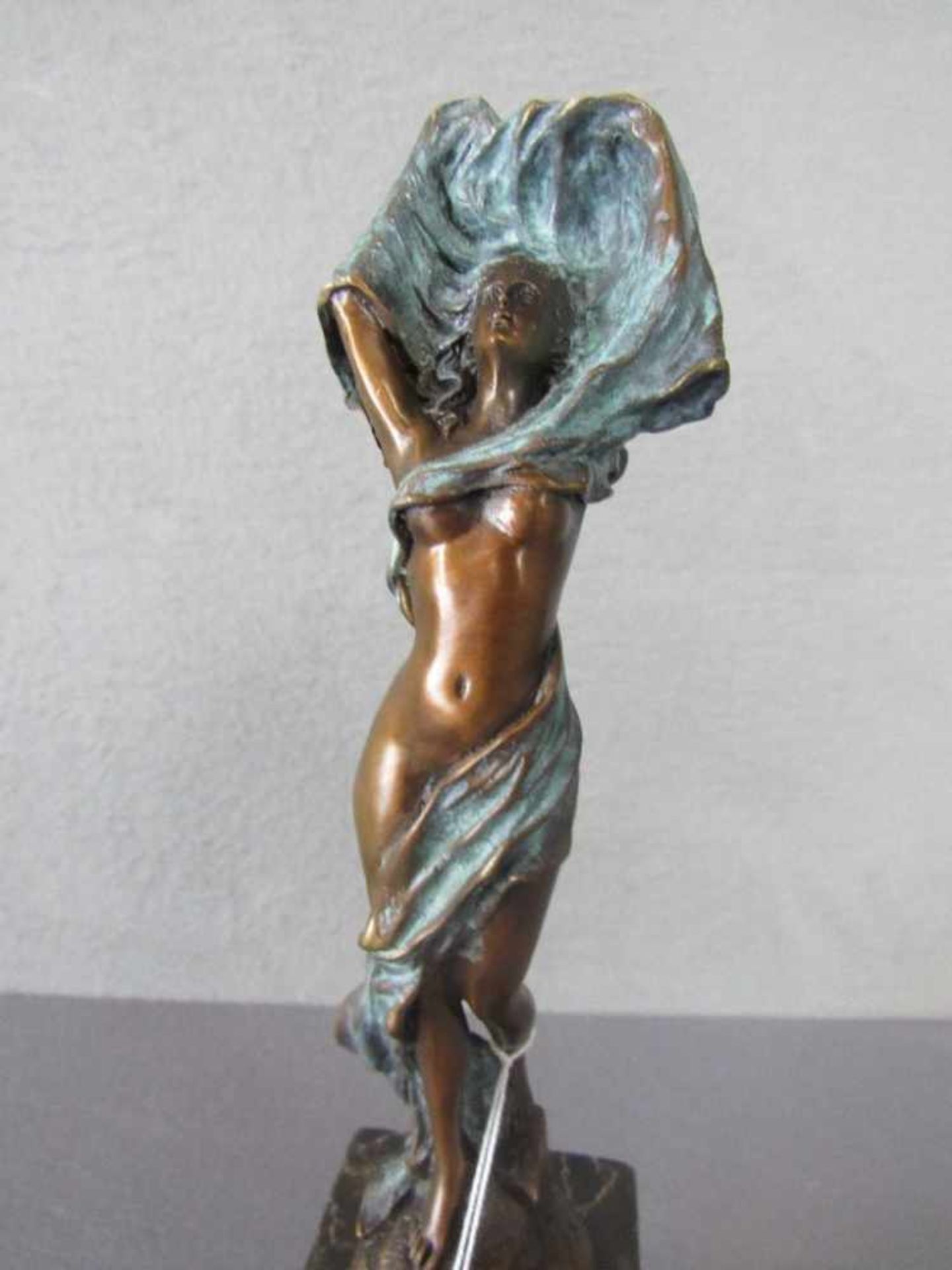 Bronzeskulptur in Jugendstil weiblicher Akt auf Marmor Plinte plakettiert und signiert 35,5cm - Bild 2 aus 4