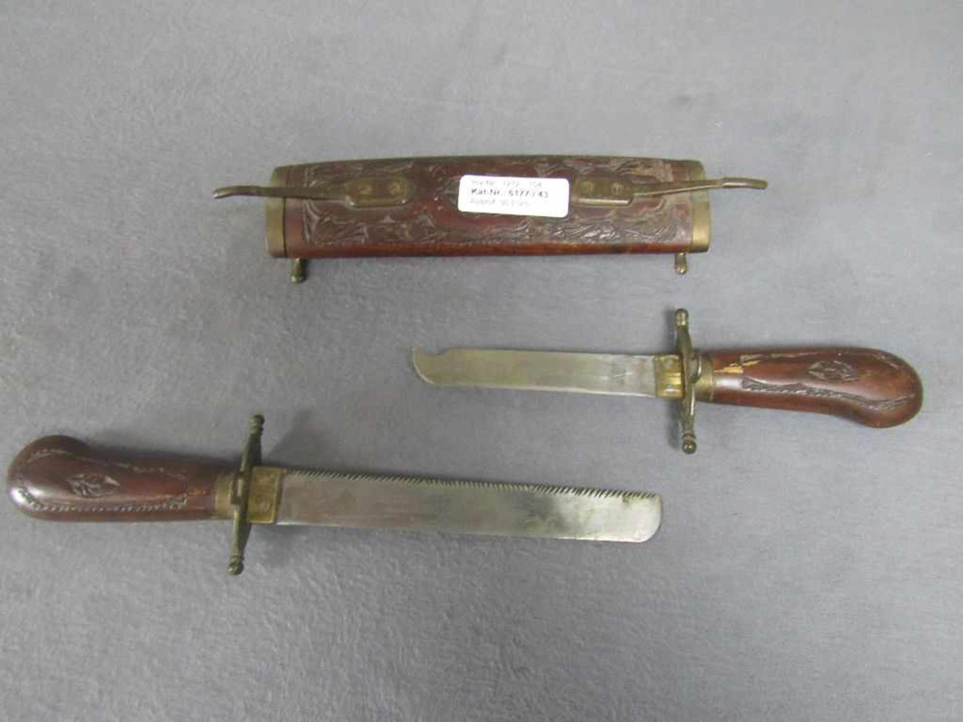 Messer zwei Stück in einer Scheide geschnitzes Holz und Bronzeapliken gesamtlänge 43cm- - -20.00 % - Bild 2 aus 2