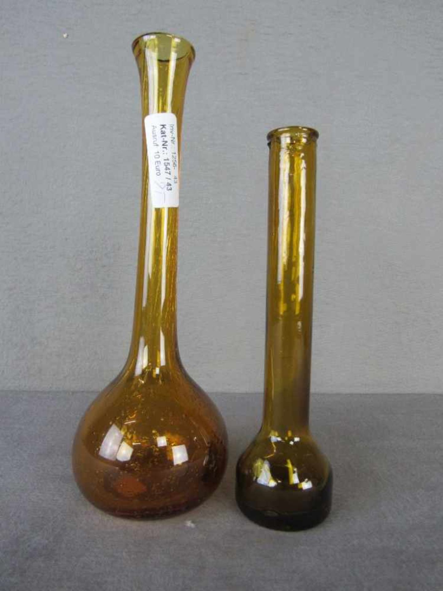 Zwei Designervasen honigfarben 21&26cm- - -20.00 % buyer's premium on the hammer price19.00 % VAT on - Bild 2 aus 4