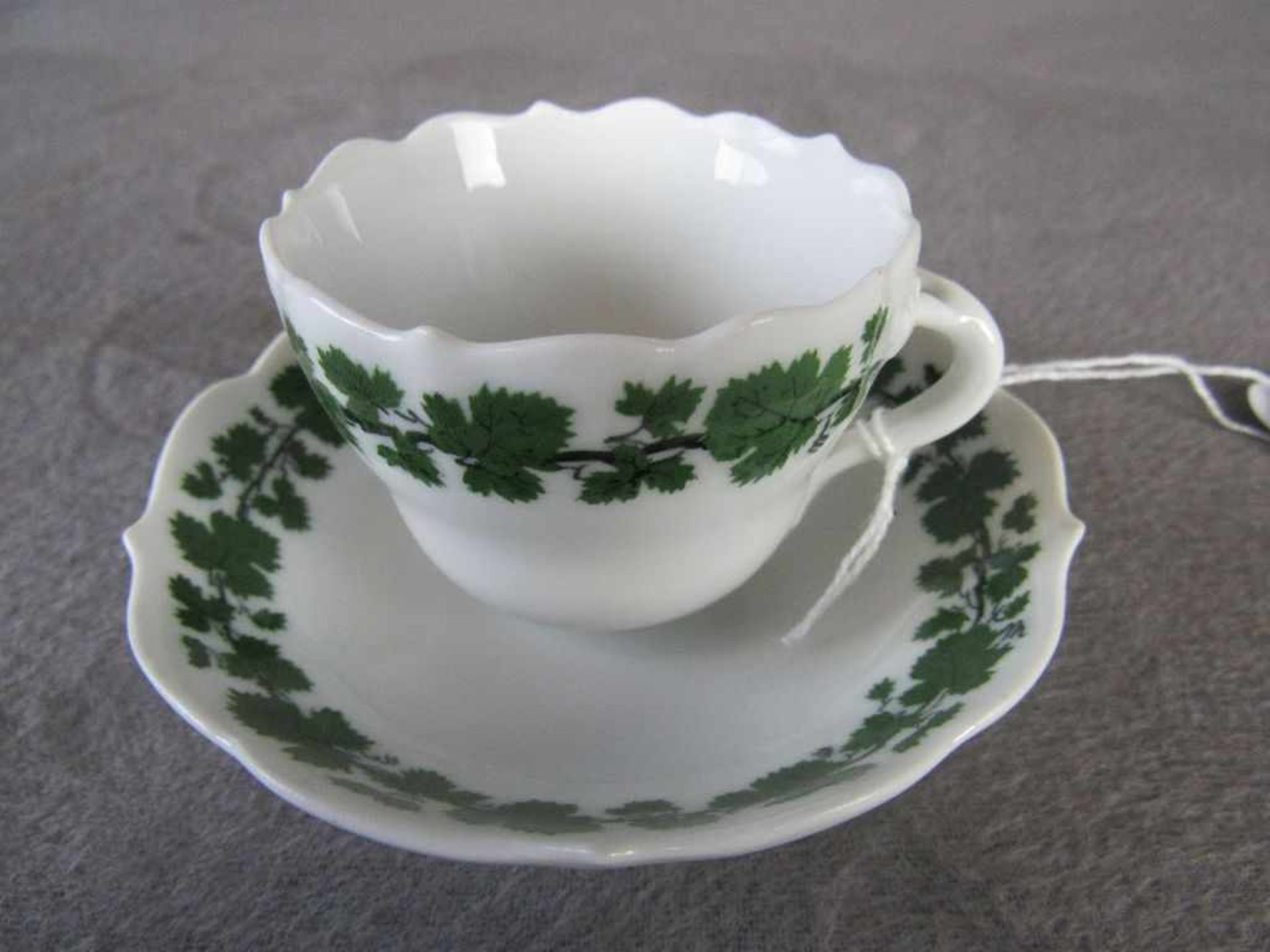 Kleine Mokkatasse auf Untertasse Meissen Schwertermarke Rankendekor- - -20.00 % buyer's premium on