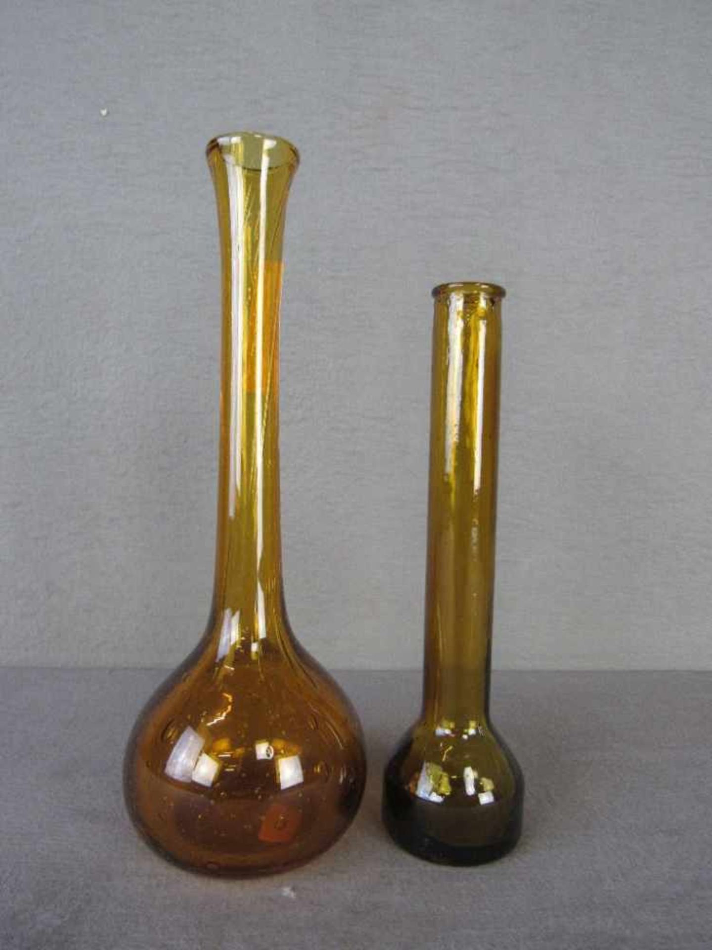 Zwei Designervasen honigfarben 21&26cm- - -20.00 % buyer's premium on the hammer price19.00 % VAT on