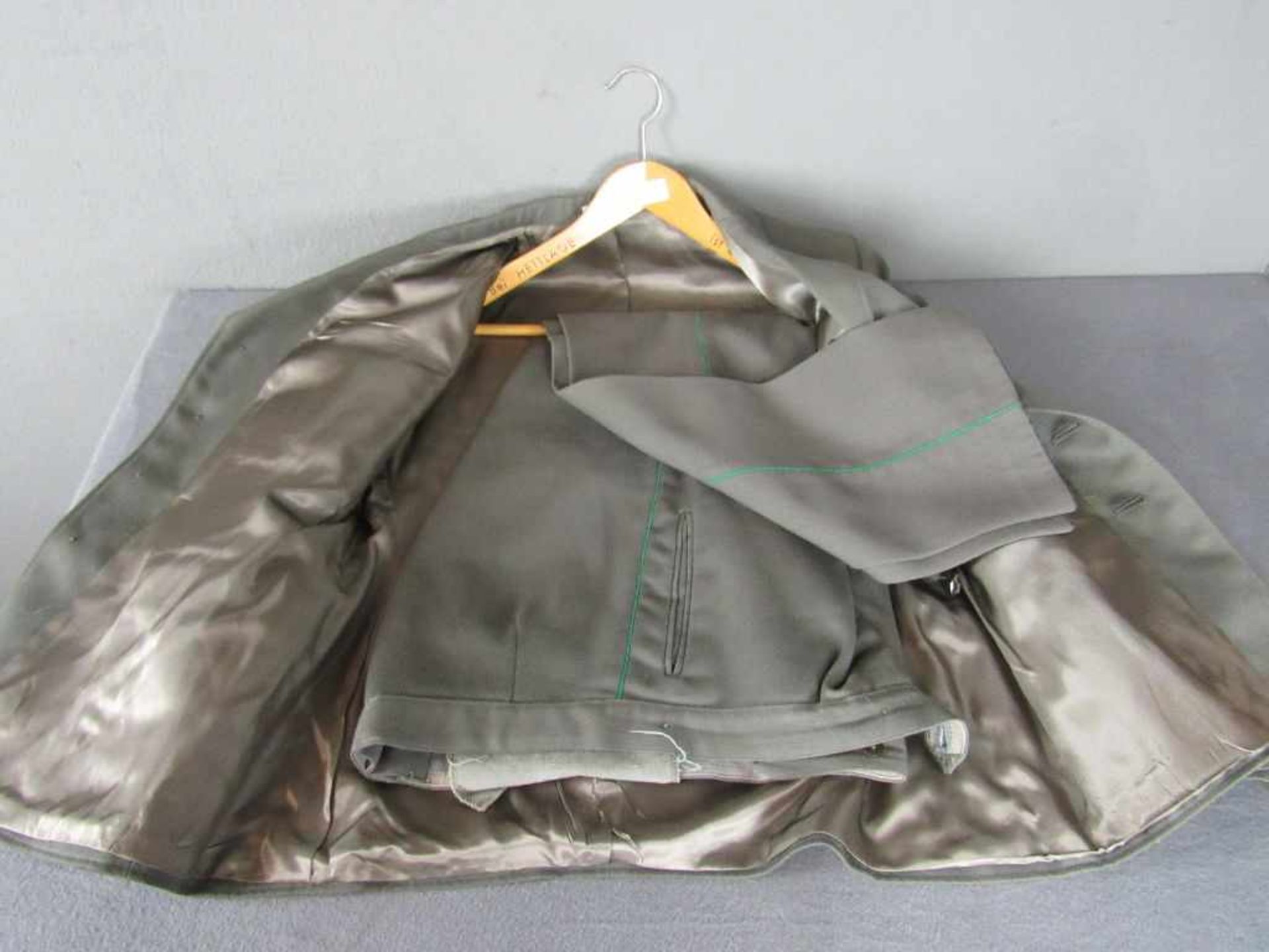 Uniform NVA- - -20.00 % buyer's premium on the hammer price19.00 % VAT on buyer's premium - Bild 3 aus 3