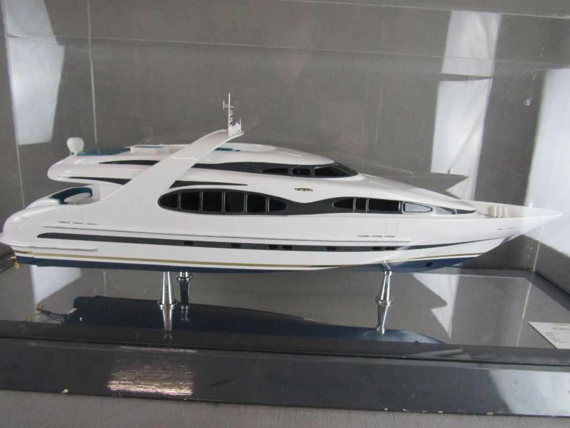 Großes Modellschiff A.B.S. originales Modell der PR3600/120 unter Plexiglaskuppel Maße Kuppel: