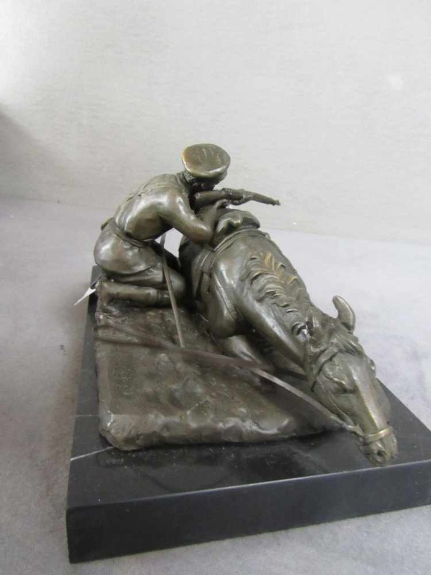 Bronzeskulptur Russischer Soldat schießend Deckung suchend hinter Pferd sehr detailgetreuer Guß - Bild 3 aus 4