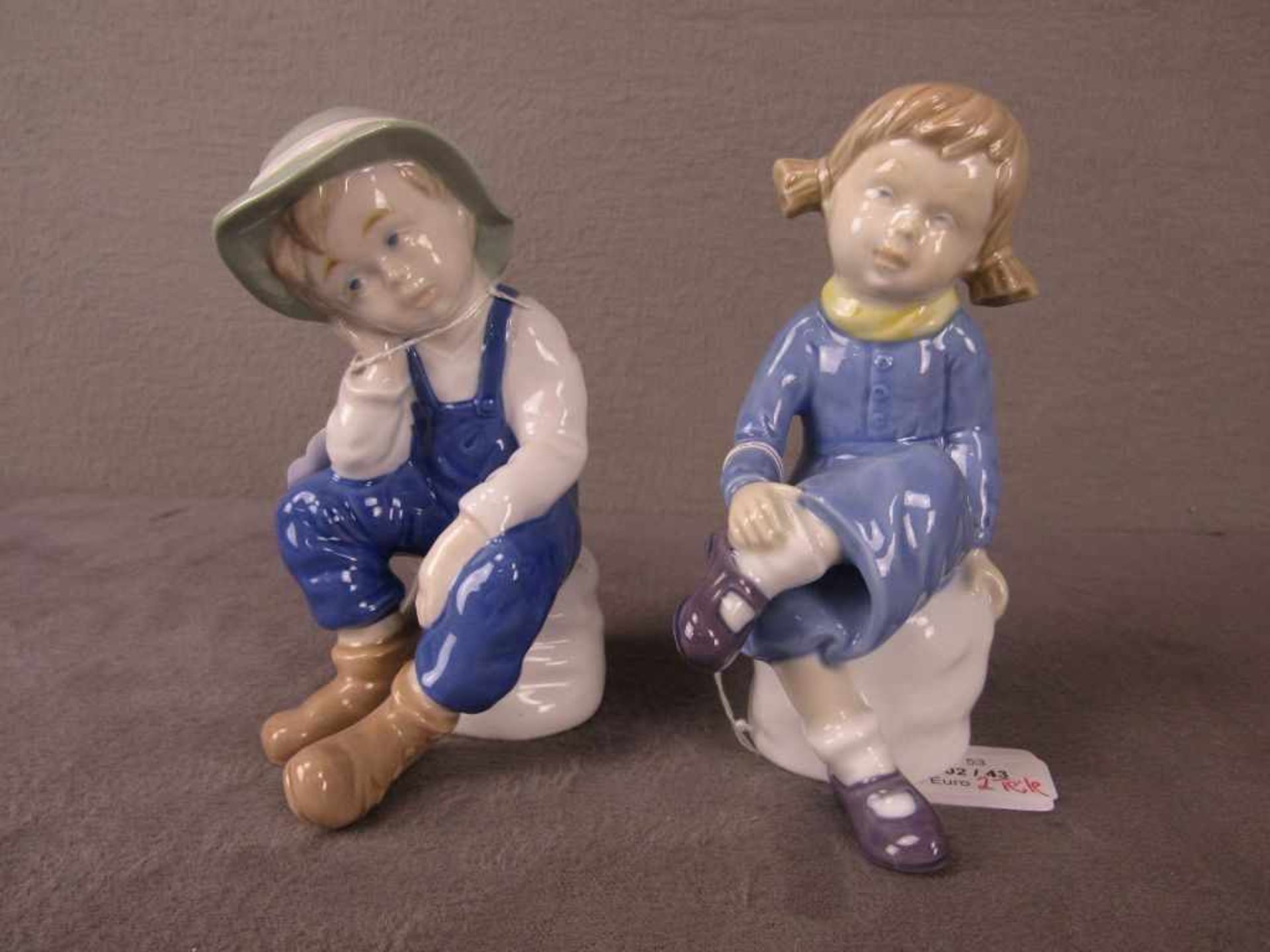 Pärchen Porzellanfiguren zwei Stück nachdenkliche sitzende Kinder ca.16cm hoch Hersteller