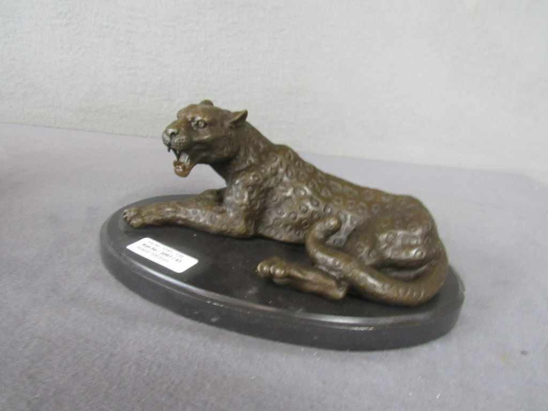 Liegender Leopard geöffnetes Maul auf Marmorplinte ca.28cm lang plakettiert sehr feiner Guß- - -20.