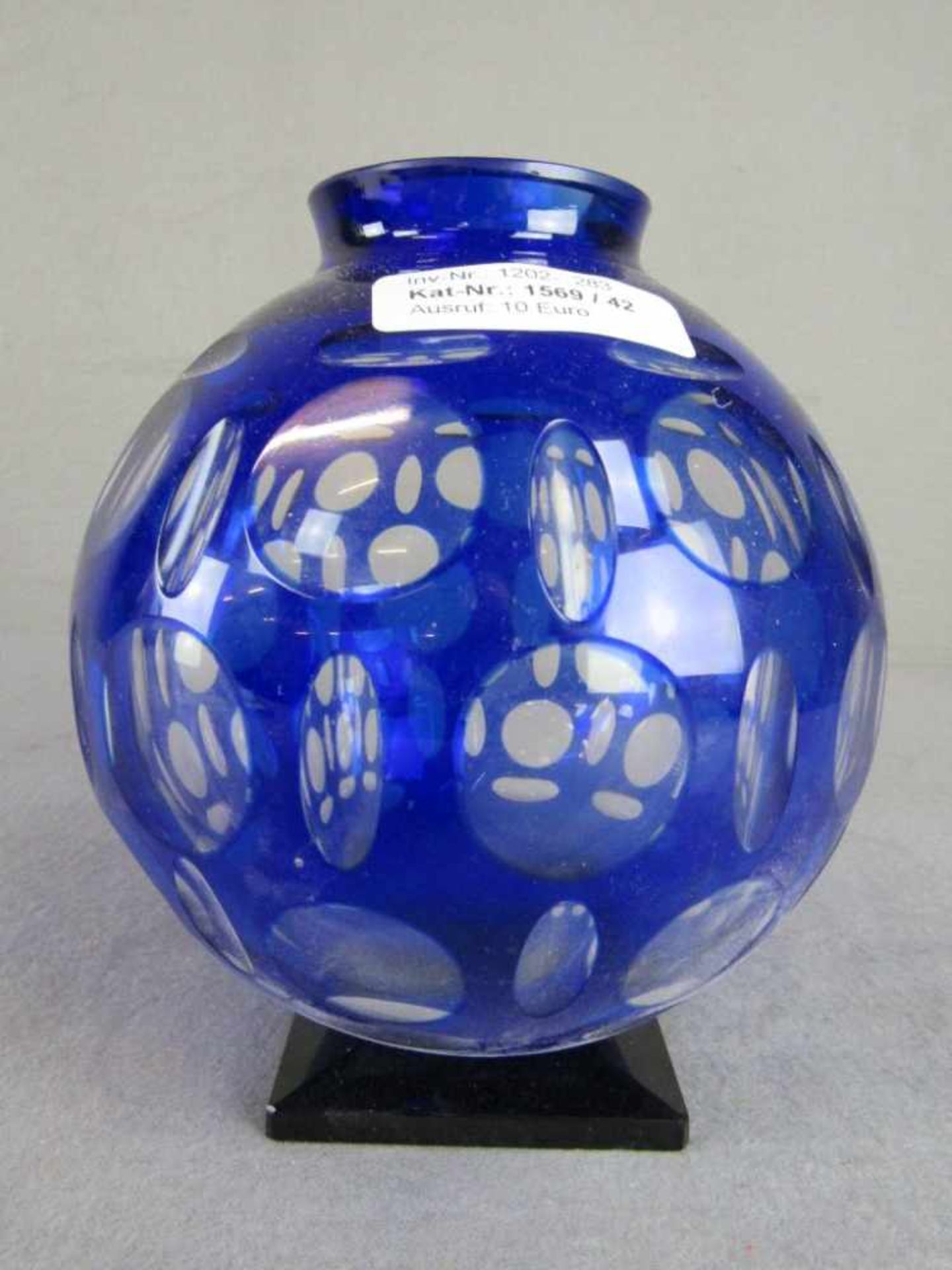 Kugelvase blauklar auf Sockel 18cm hoch- - -20.00 % buyer's premium on the hammer price19.00 % VAT