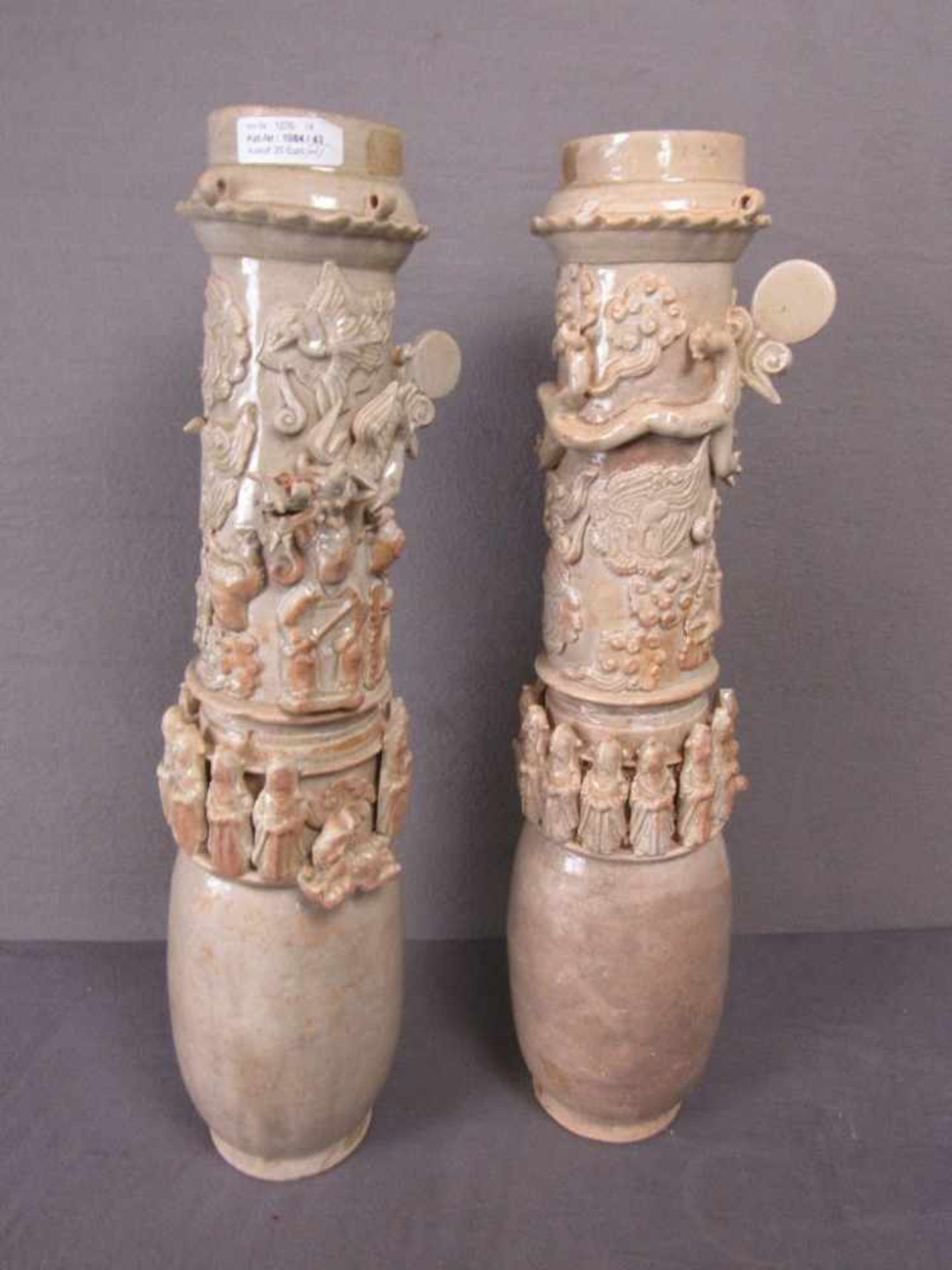 Zwei asiatische Keramik Bodenvasen teilweise Zweidimensional bestoßen ca.66cm hoch- - -20.00 %