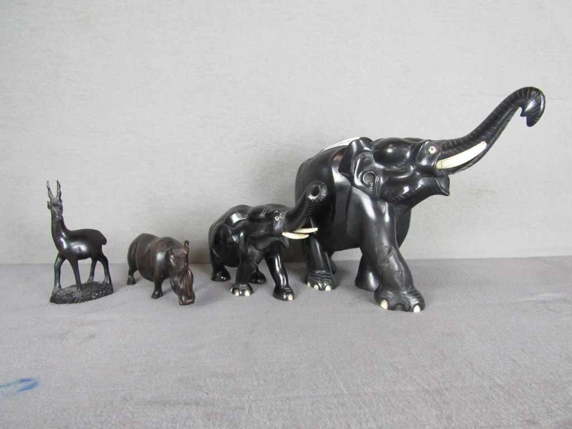 Vier handgeschnitze Hartholzfiguren Afrika Mitbringsel aus den 40er Jahren teilweise mit Bein von
