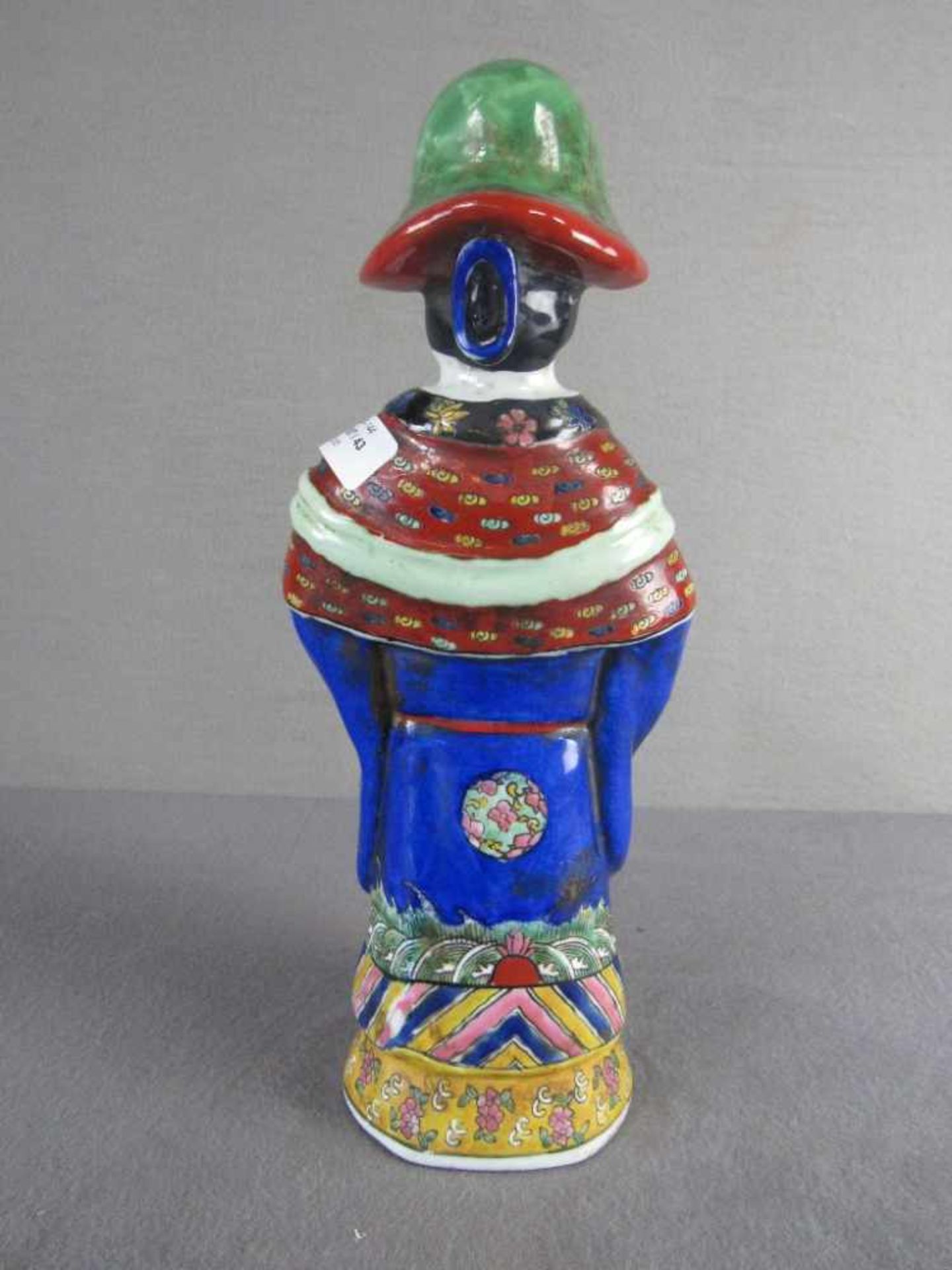 Asiatische Figur Porzellanfigur China Polychrom bemalt voll Plastische Darstellung eines Knaben - Bild 3 aus 6