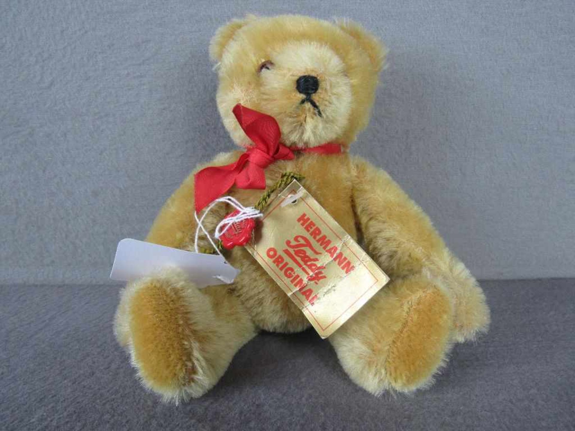 Hermann Teddy original unbespieltes Vitrinenstück Höhe:22cm- - -20.00 % buyer's premium on the