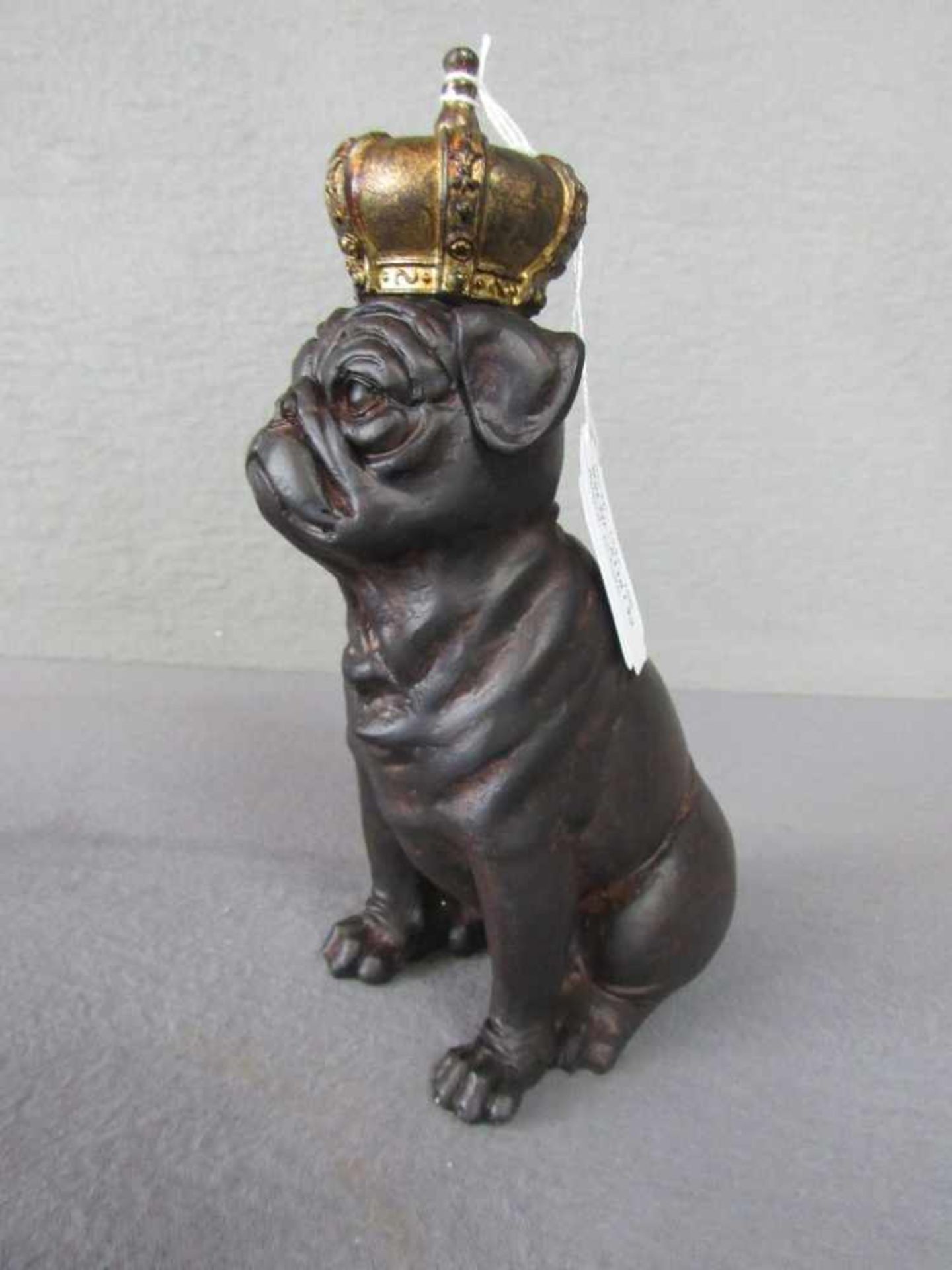 Kleine Skulptur bekronte Bulldogge 21cm hoch- - -20.00 % buyer's premium on the hammer price19.