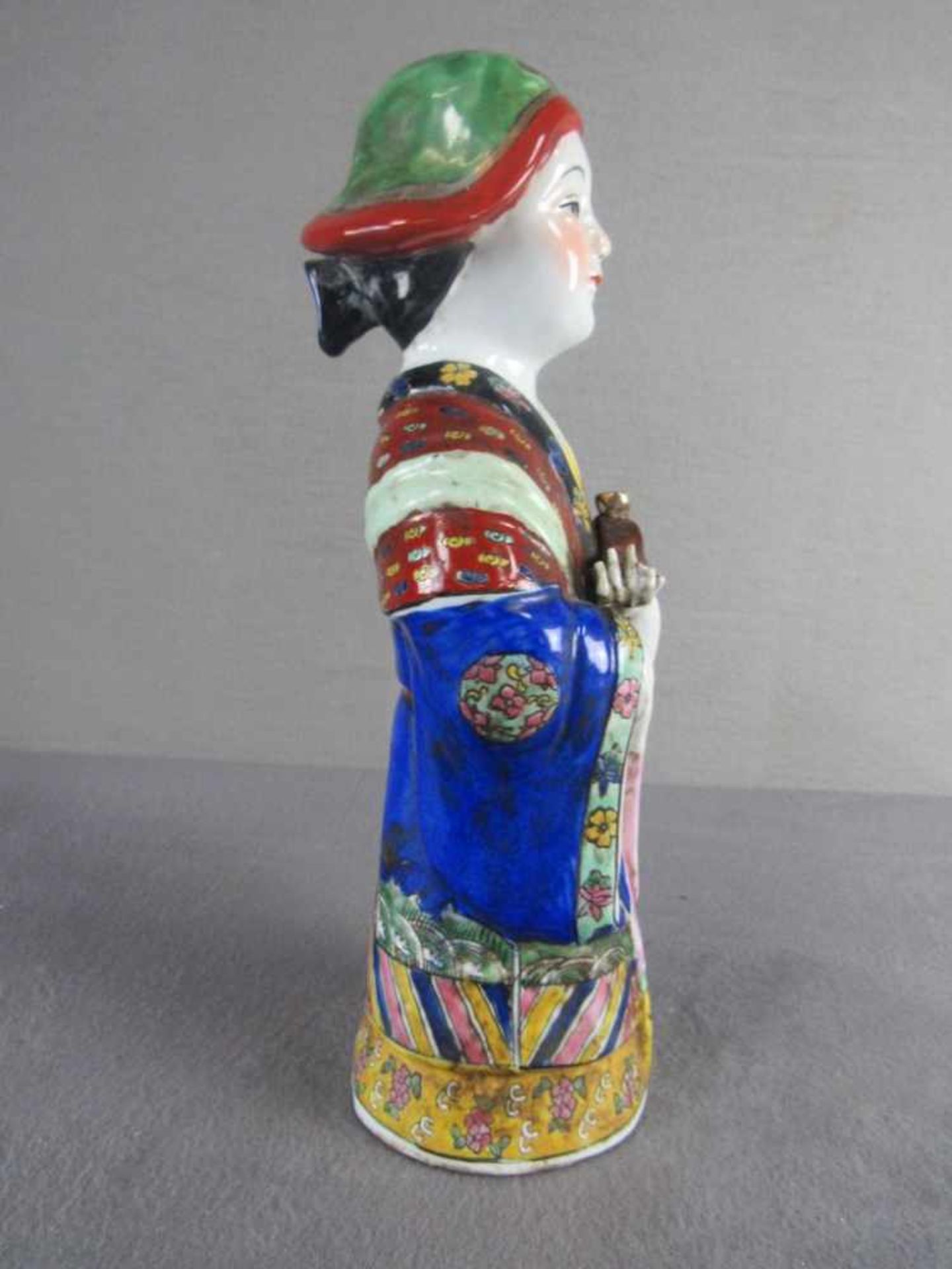 Asiatische Figur Porzellanfigur China Polychrom bemalt voll Plastische Darstellung eines Knaben - Bild 4 aus 6