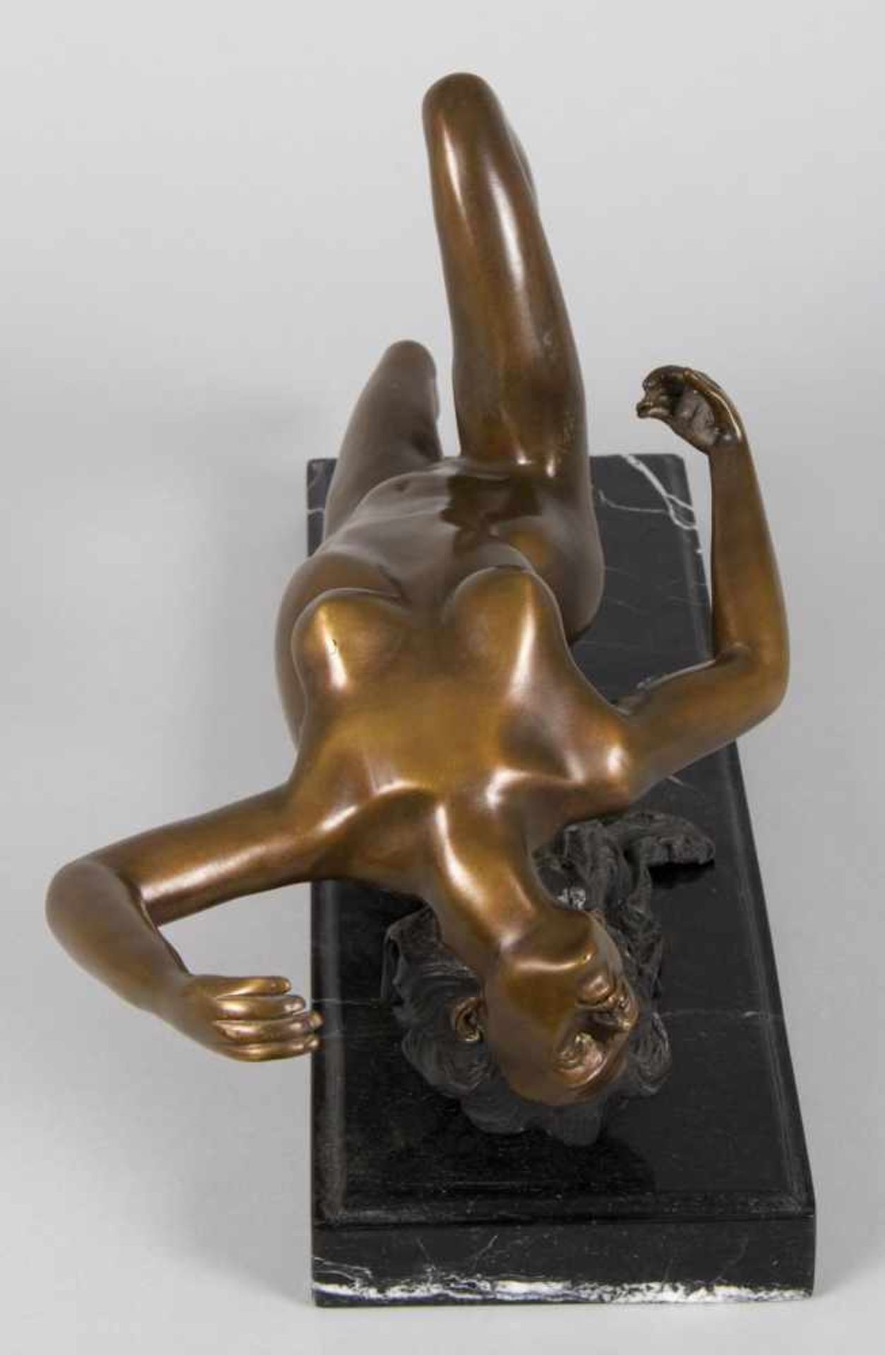 Unbekannt, 20. Jh.Liegender weiblicher Akt. Bronze, braun und schwarz patiniert. L. 59 cm. Auf - Bild 4 aus 6