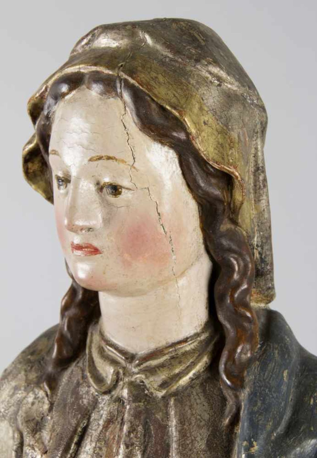Maria MagdalenaHolz, geschnitzt. Rückseite summarisch. Farb-, Gold- und Silberfassung. Standfigur - Bild 2 aus 5