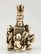 Netsuke Artisten- und Musikertruppe aus 4 KarakoElfenbein. Japan, Mitte 19. Jh. H. 5 cm. Bitte
