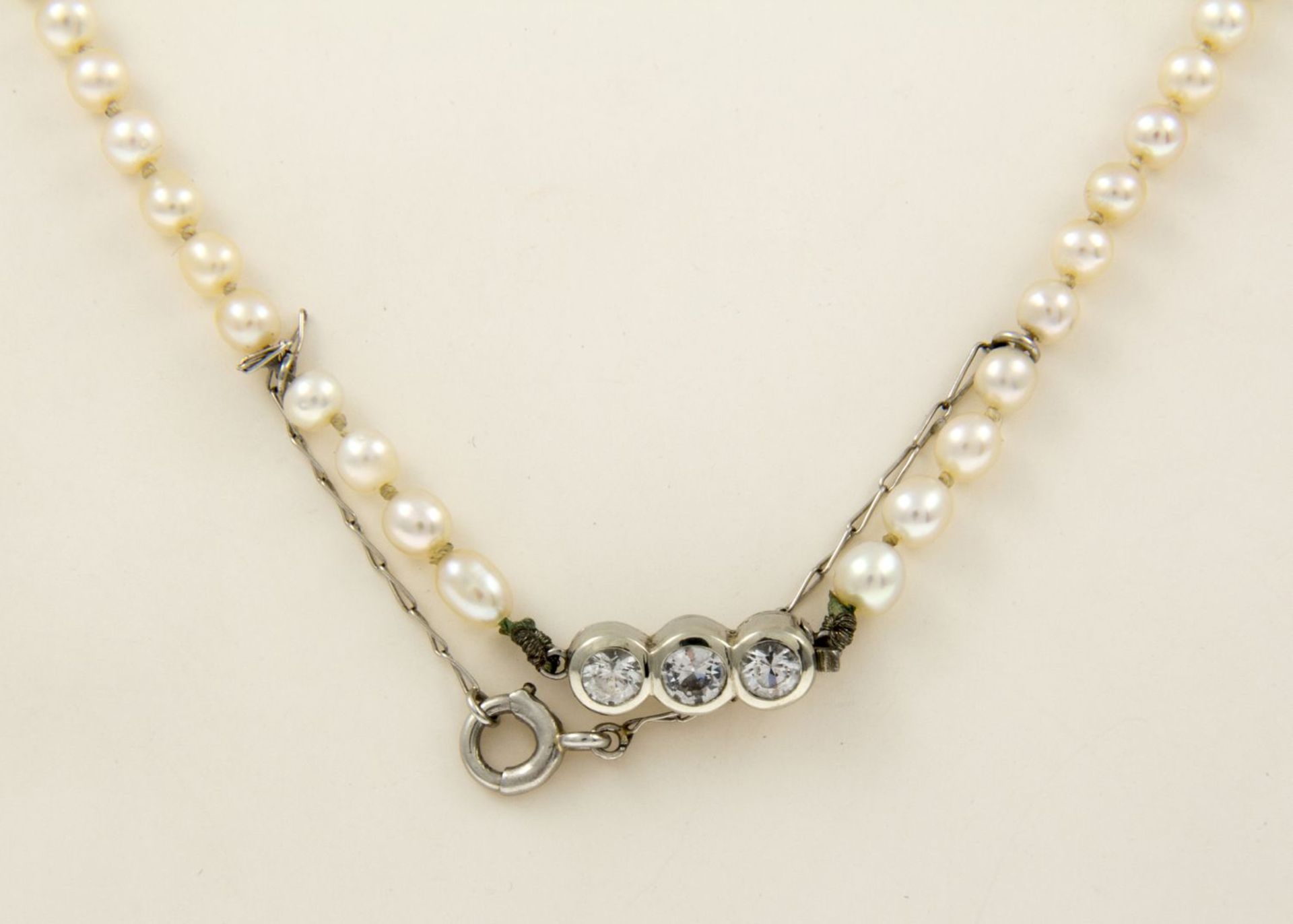 PerlencollierSilbergraue Zuchtperlen im Verlauf, D. ca. 3,8-7,6 mm. Verschluss mit - Bild 3 aus 3