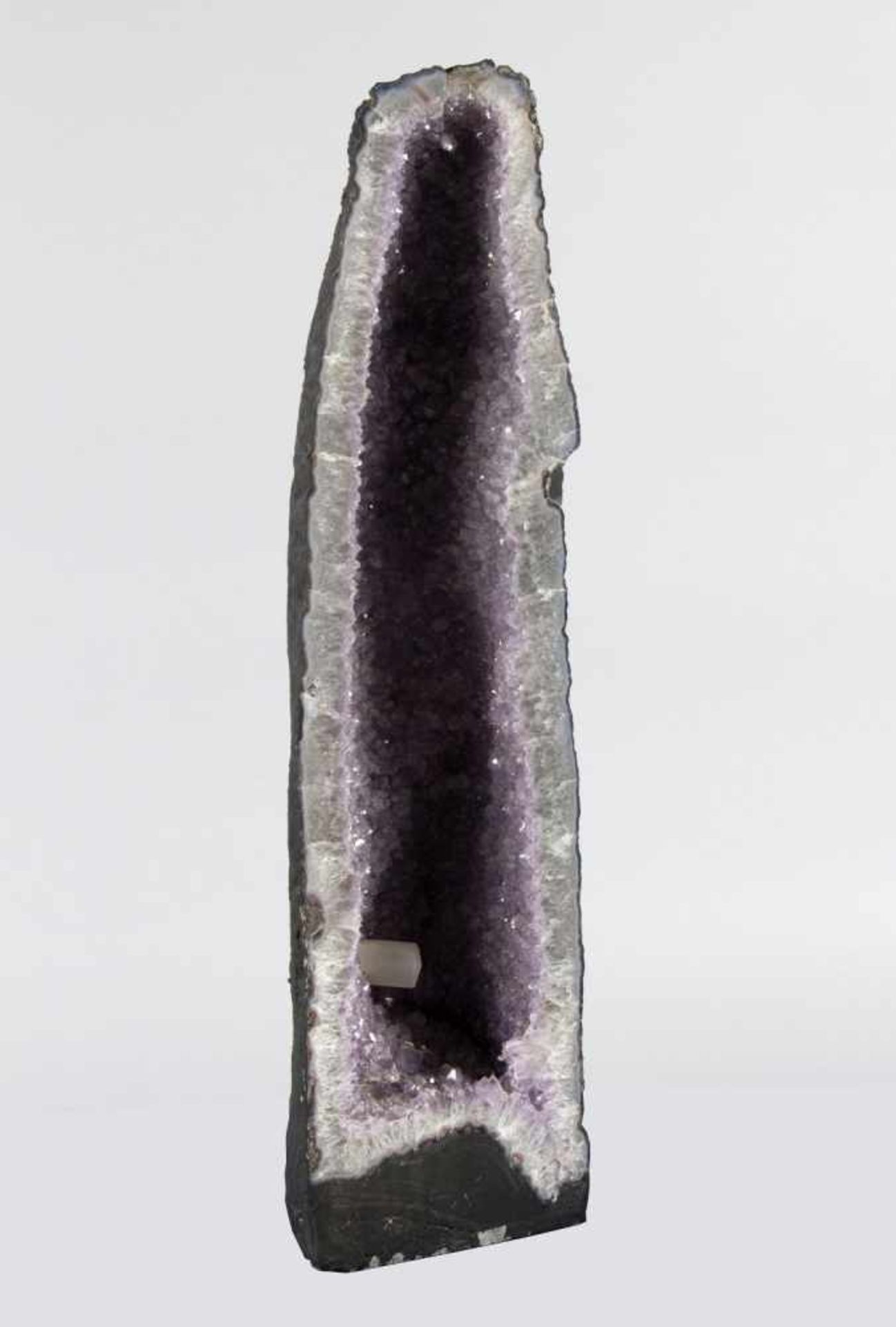 AmethystdruseAuskristallisierte Druse, mittig von fliederfarbenen Amethysten und Calciten überzogen.