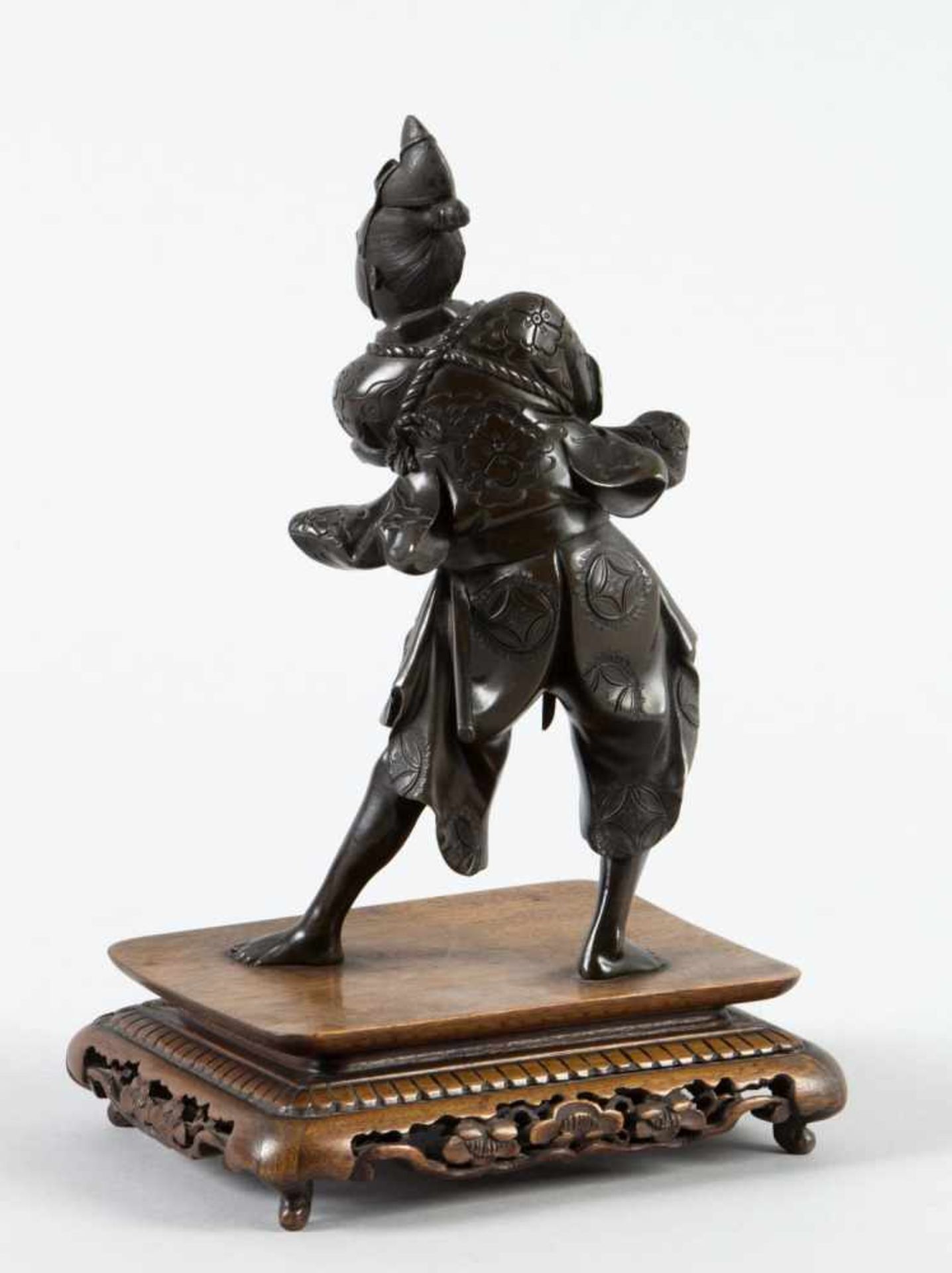 SamuraiBronze. In stehender Haltung mit einem katana in den Händen haltend. Japan. H. 18 cm. - Bild 2 aus 3