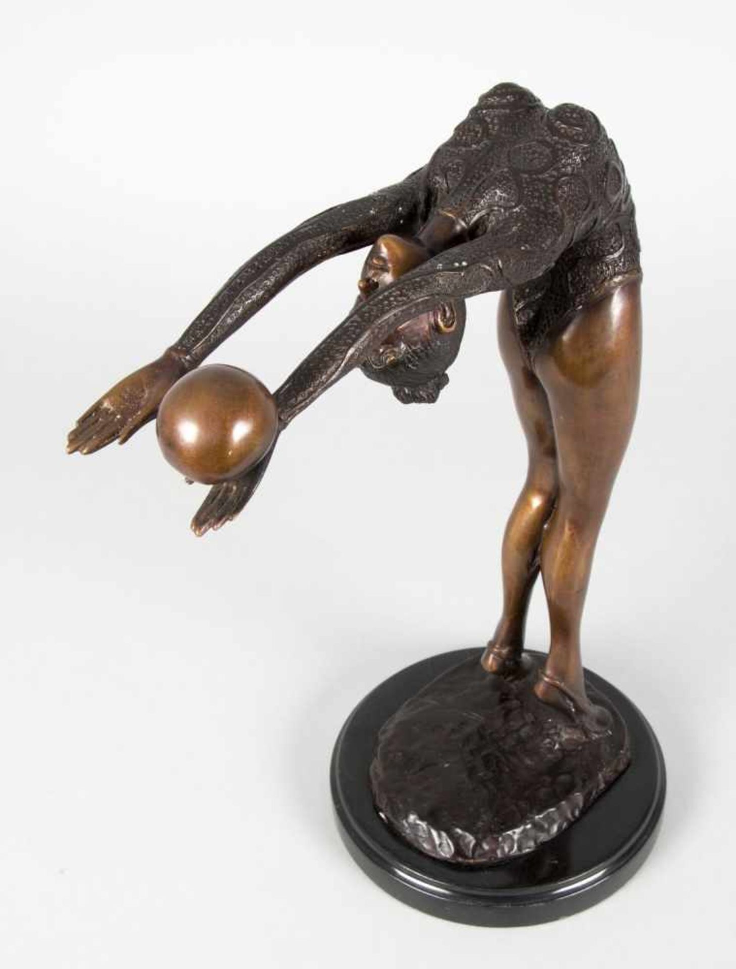 Unbekannt, 20. Jh.Tänzerin mit einem Ball. Stehender weiblicher Akt. 2 Bronzen, braun patiniert. - Bild 2 aus 8