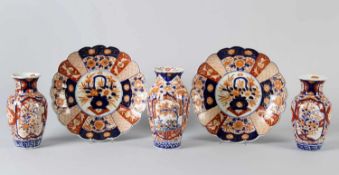 Vase, 1 Paar Vasen und 1 Paar PlattenPorzellan. Versch. Formen und Imari-Dekore mit floralen