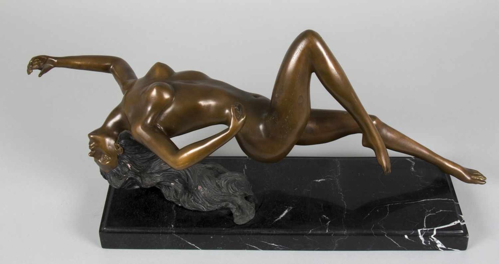 Unbekannt, 20. Jh.Liegender weiblicher Akt. Bronze, braun und schwarz patiniert. L. 59 cm. Auf - Bild 2 aus 6