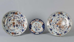 Ein Paar Platten und 1 TellerPorzellan. Versch. Imari-Dekore. Wohl Japan. D. bis 35,5 cm. Tlw.