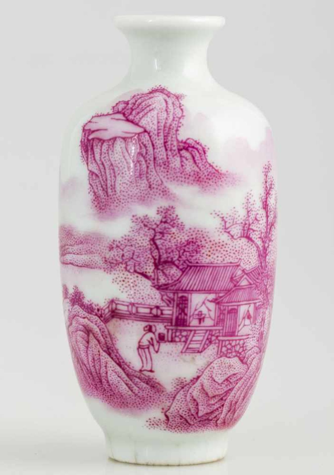 Kleine VasePorzellan. Landschaftsdekor in Rosa. Bodenmarke. Republik China. H. 10 cm. Sprünge.